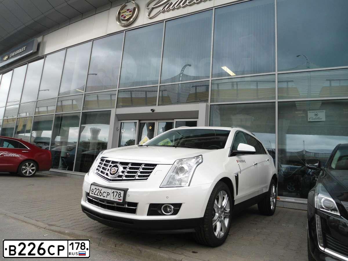 Фото автомобиля CADILLAC SRX, 2013 — госномер В623УА198. Цвет: БЕЛЫЙ МЕТАЛЛИК