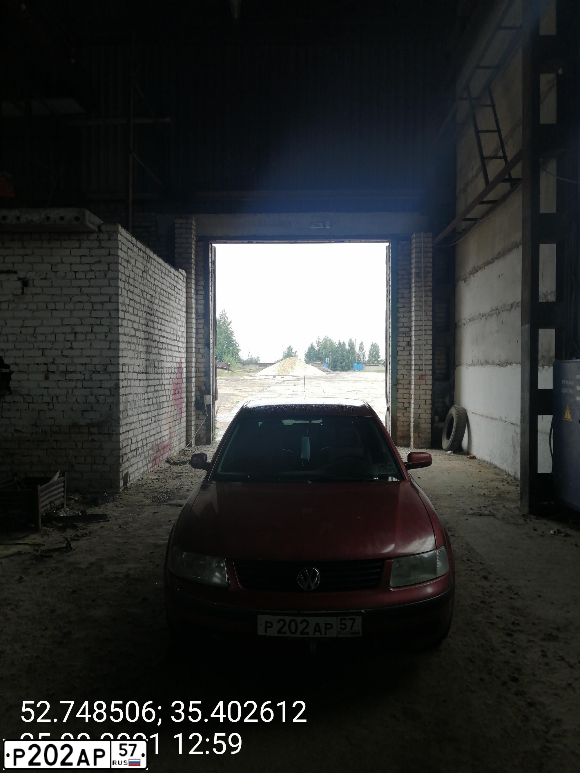 Фото автомобиля VOLKSWAGEN PASSAT, 1997 — госномер Р202АР57. Цвет: ОРАНЖЕВО-КРАСНЫЙ