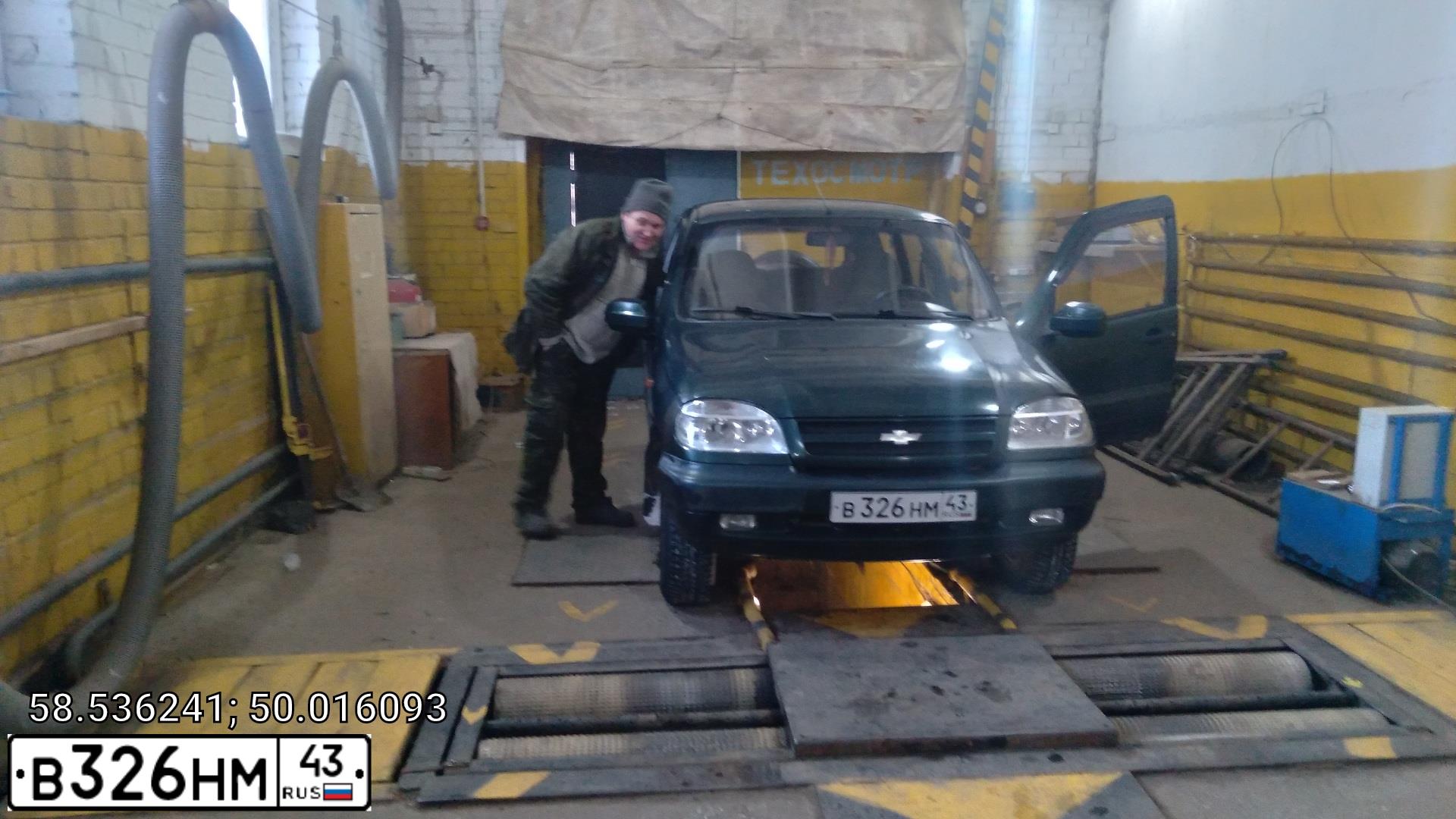 Фото автомобиля CHEVROLET NIVA, 2005 — госномер У861ЕК98. Цвет: Темно-зеленый