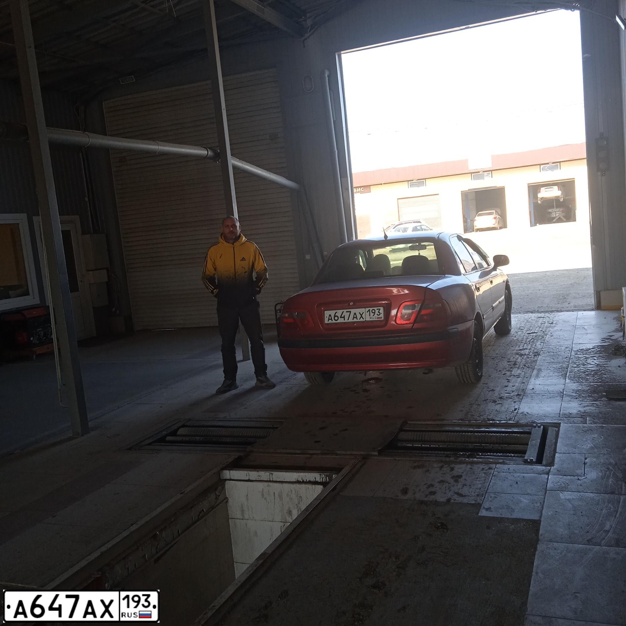 Фото автомобиля MITSUBISHI CARISMA, 1999 — госномер Р326НУ761. Цвет: ВИШНЕВЫЙ