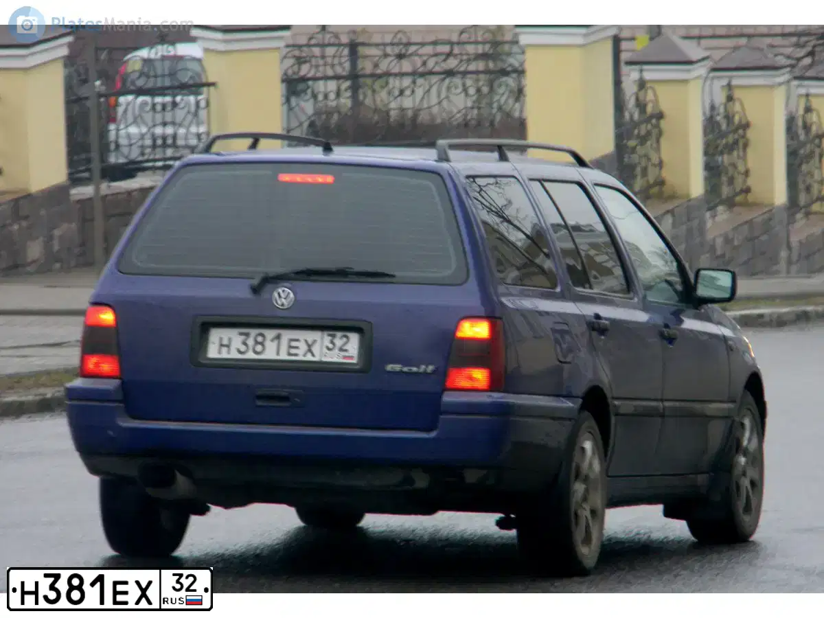 Фото автомобиля VOLKSWAGEN GOLF, 1997 — госномер Н381ЕХ32. Цвет: СИНИЙ