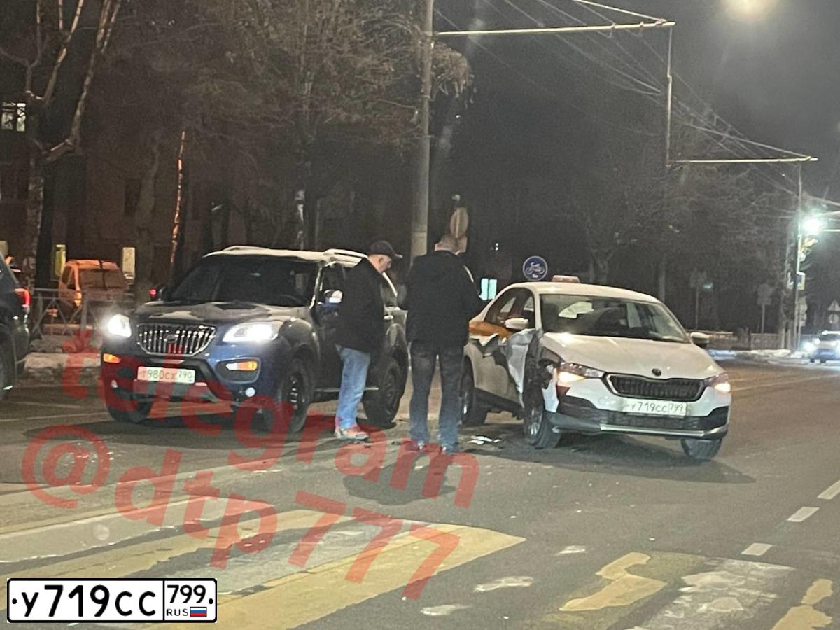 Фото автомобиля SKODA RAPID, 2021 — госномер У719СС799. Цвет: БЕЛЫЙ-ЖЕЛТЫЙ-СЕРЫЙ