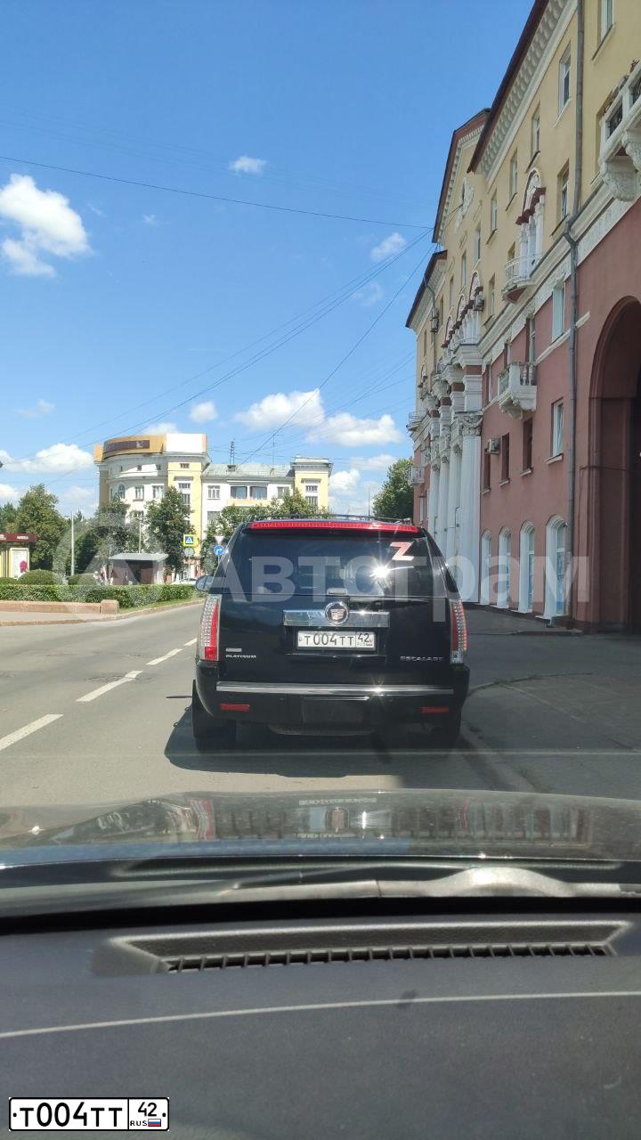 Фото автомобиля CADILLAC ESCALADE, 2010 — госномер Т004ТТ42. Цвет: ЧЕРНЫЙ