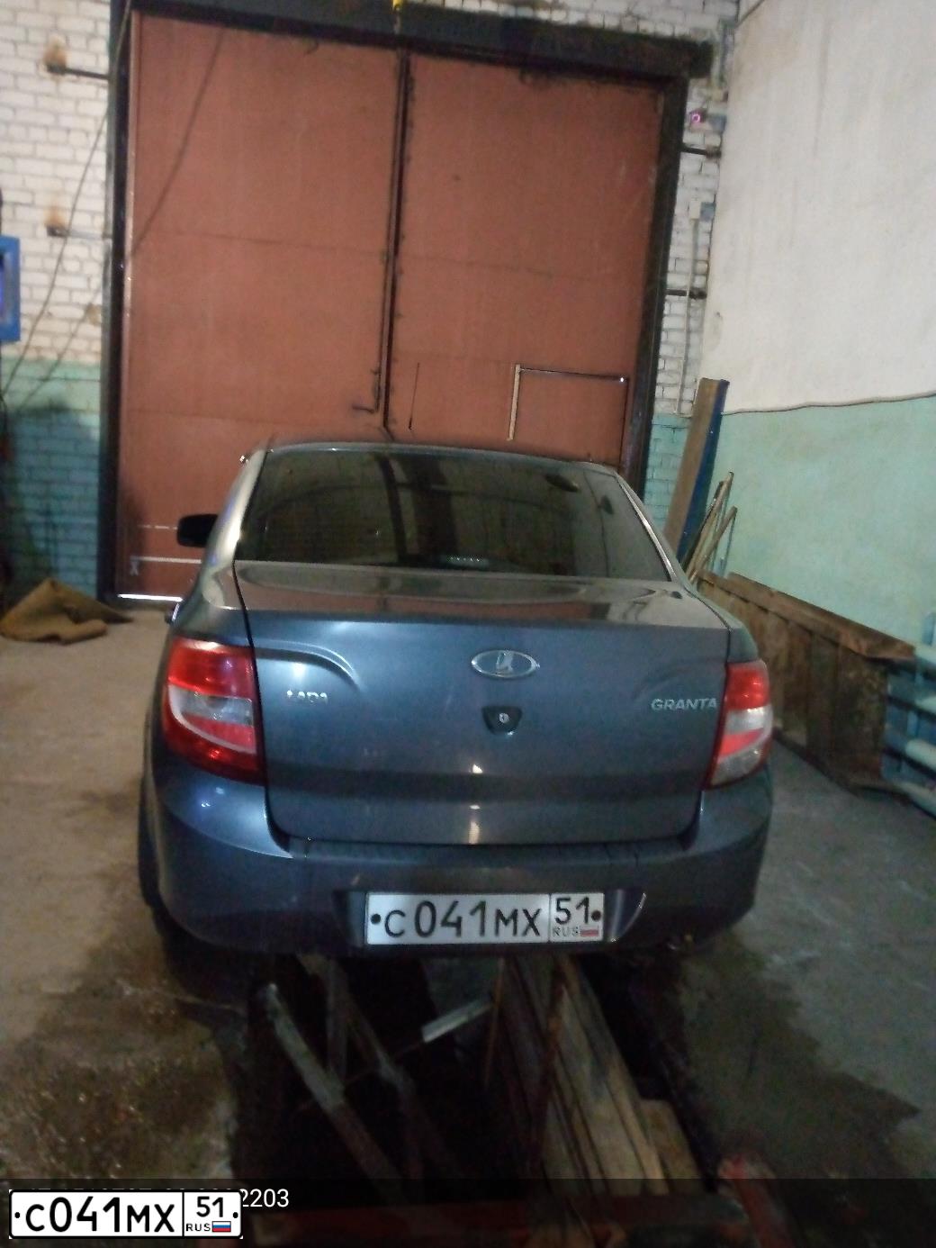 Фото автомобиля LADA 2190 GRANTA, 2015 — госномер С041МХ51. Цвет: серебристо-темно-серый