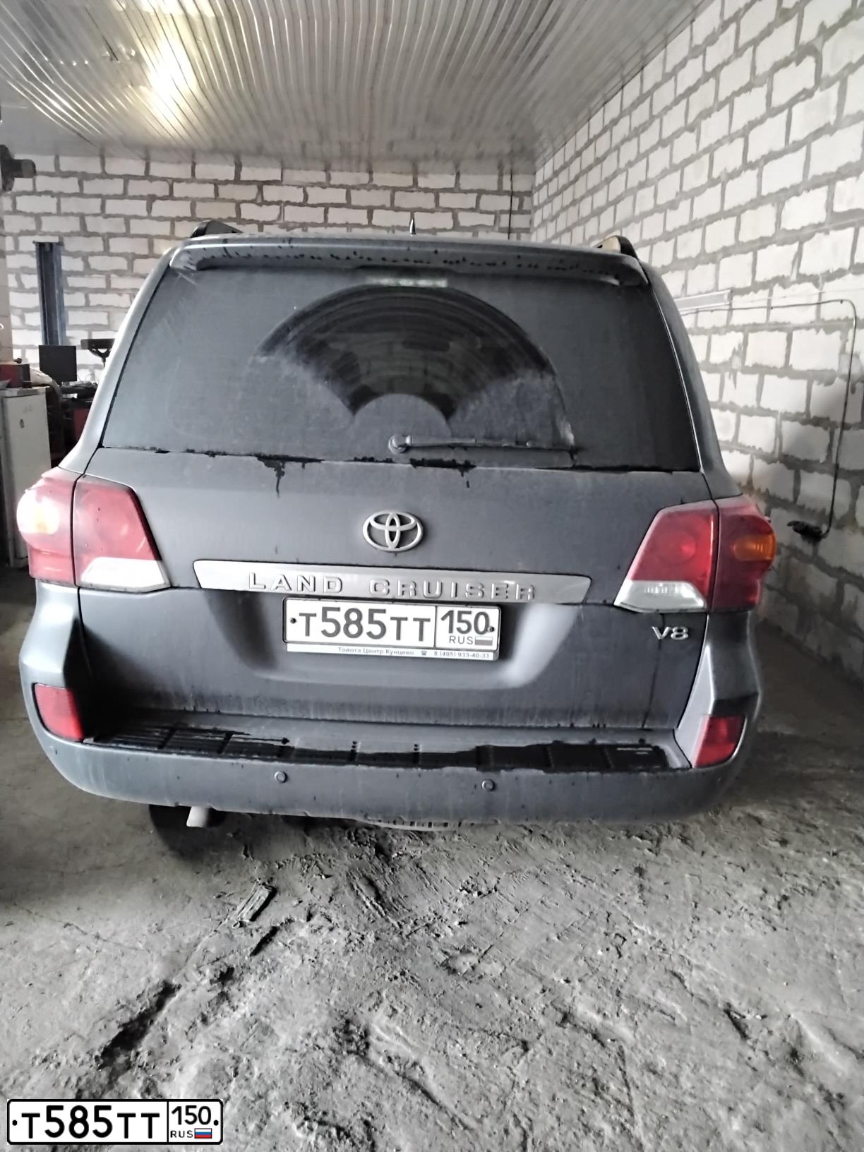 Фото автомобиля TOYOTA LANDCRUISER, 2008 — госномер Т585ТТ150. Цвет: ЧЕРНЫЙ