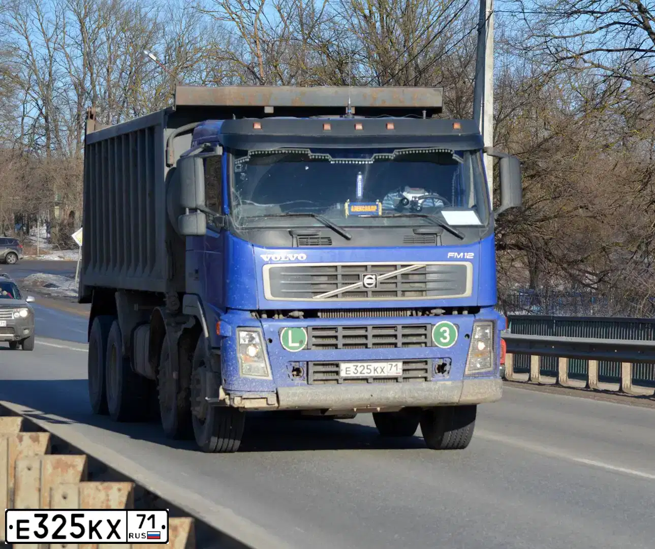 Фото автомобиля VOLVO SERIE FM /8X4/, 2005 — госномер Е325КХ71. Цвет: Серый(Кабина-Синий)