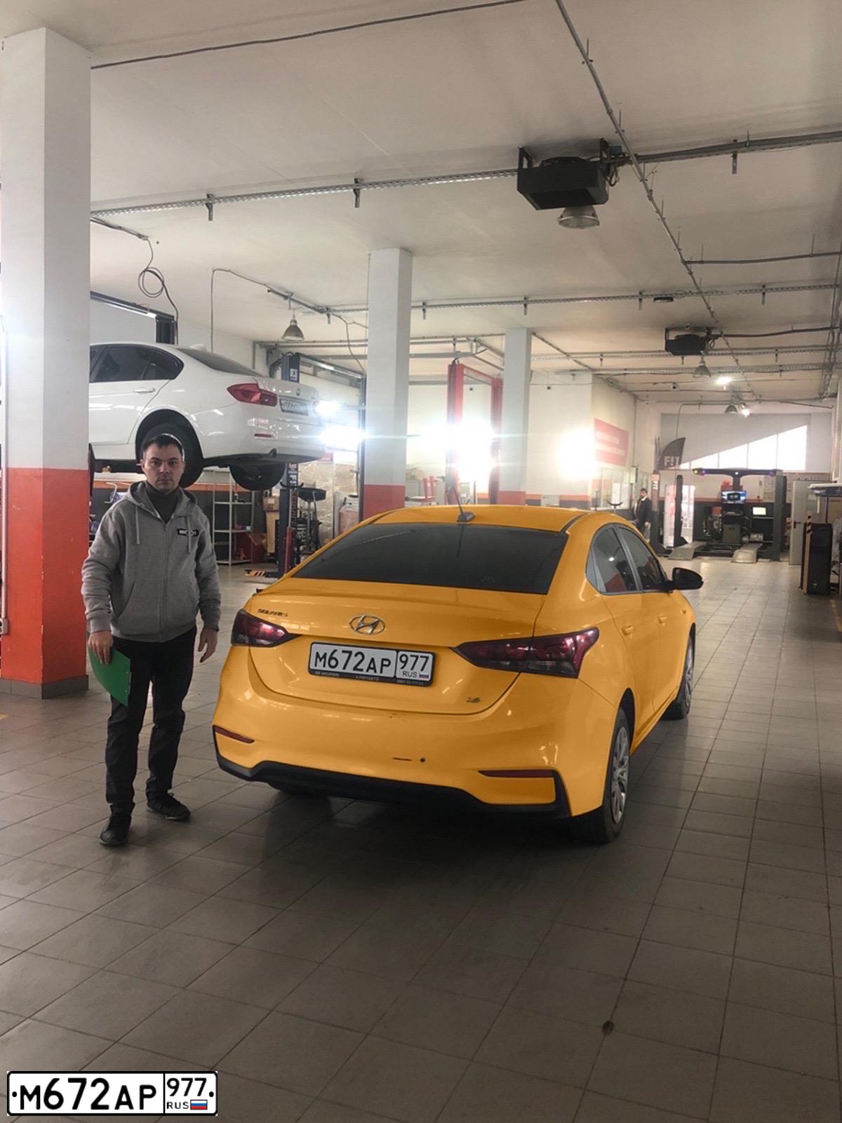 Фото автомобиля HYUNDAI SOLARIS, 2017 — госномер М672АР977. Цвет: ЖЁЛТЫЙ