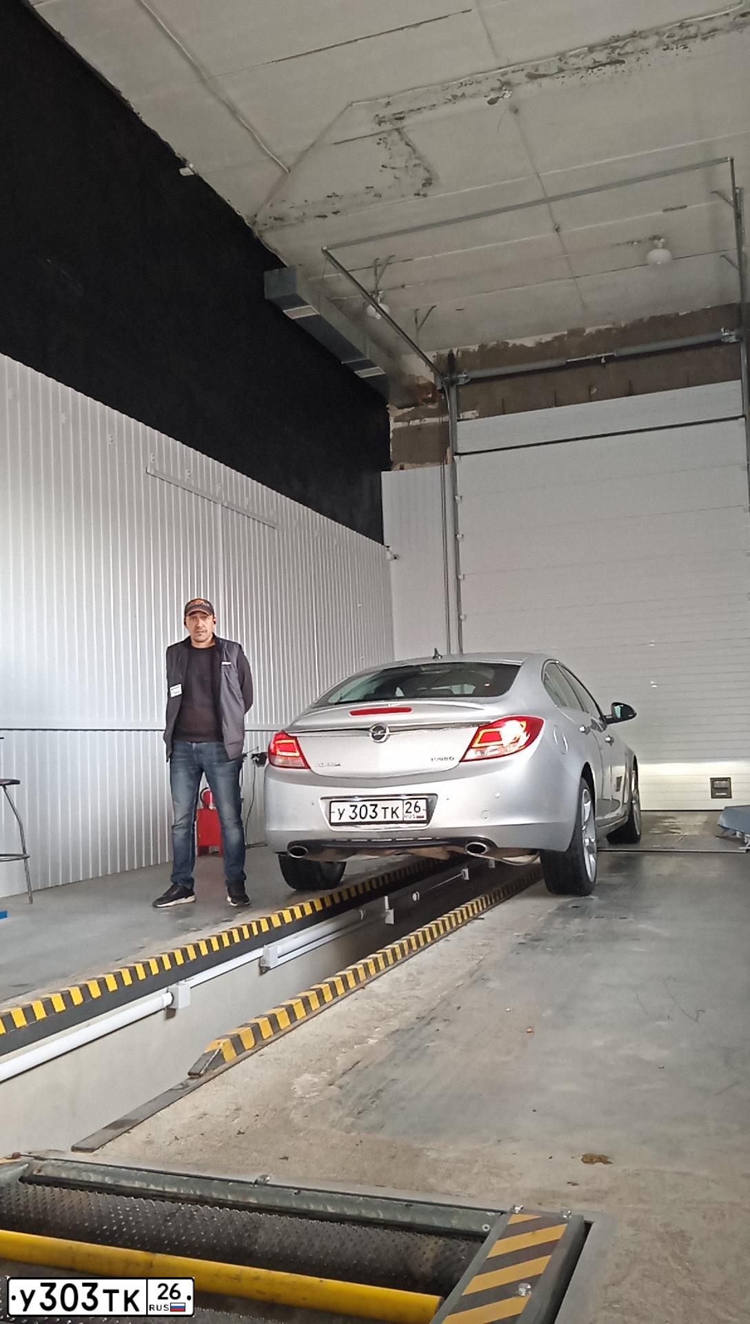 Фото автомобиля OPEL INSIGNIA, 2012 — госномер У303ТК26. Цвет: серебристый