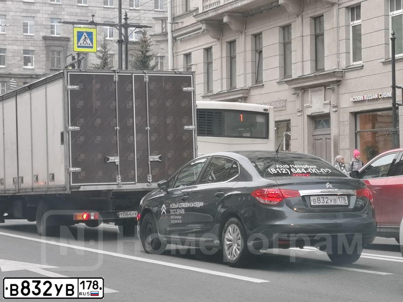 Фото автомобиля CITROEN C4, 2014 — госномер В832УВ178. Цвет: СЕРЫЙ