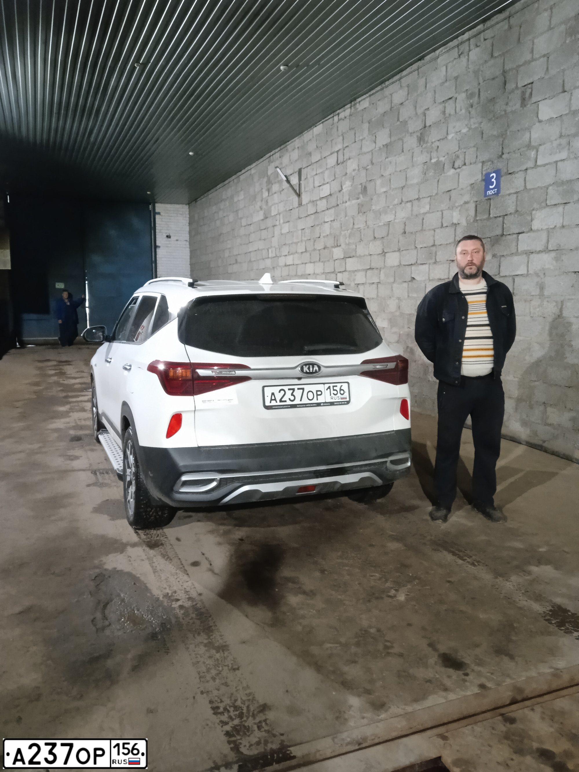 Фото автомобиля KIA SELTOS, 2019 — госномер А364ТЕ790. Цвет: Белый