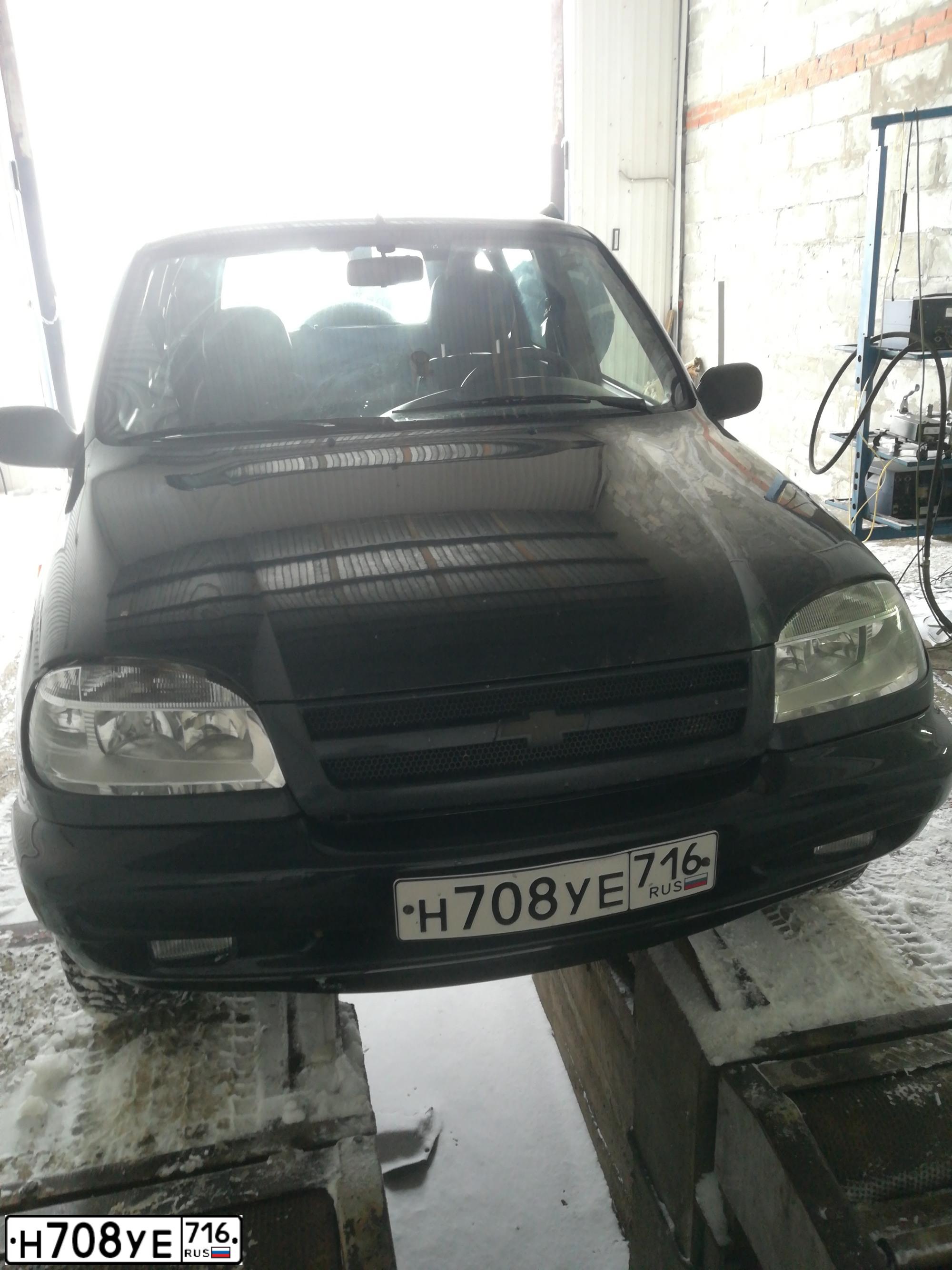 Фото автомобиля CHEVROLET NIVA, 2007 — госномер Н708УЕ716. Цвет: ЧЕРНО-СИНИЙ