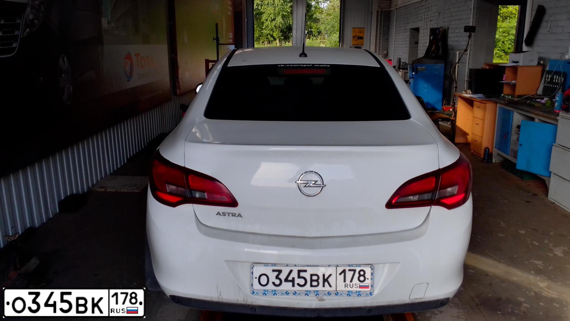 Фото автомобиля OPEL ASTRA, 2013 — госномер К979РВ147. Цвет: Белый