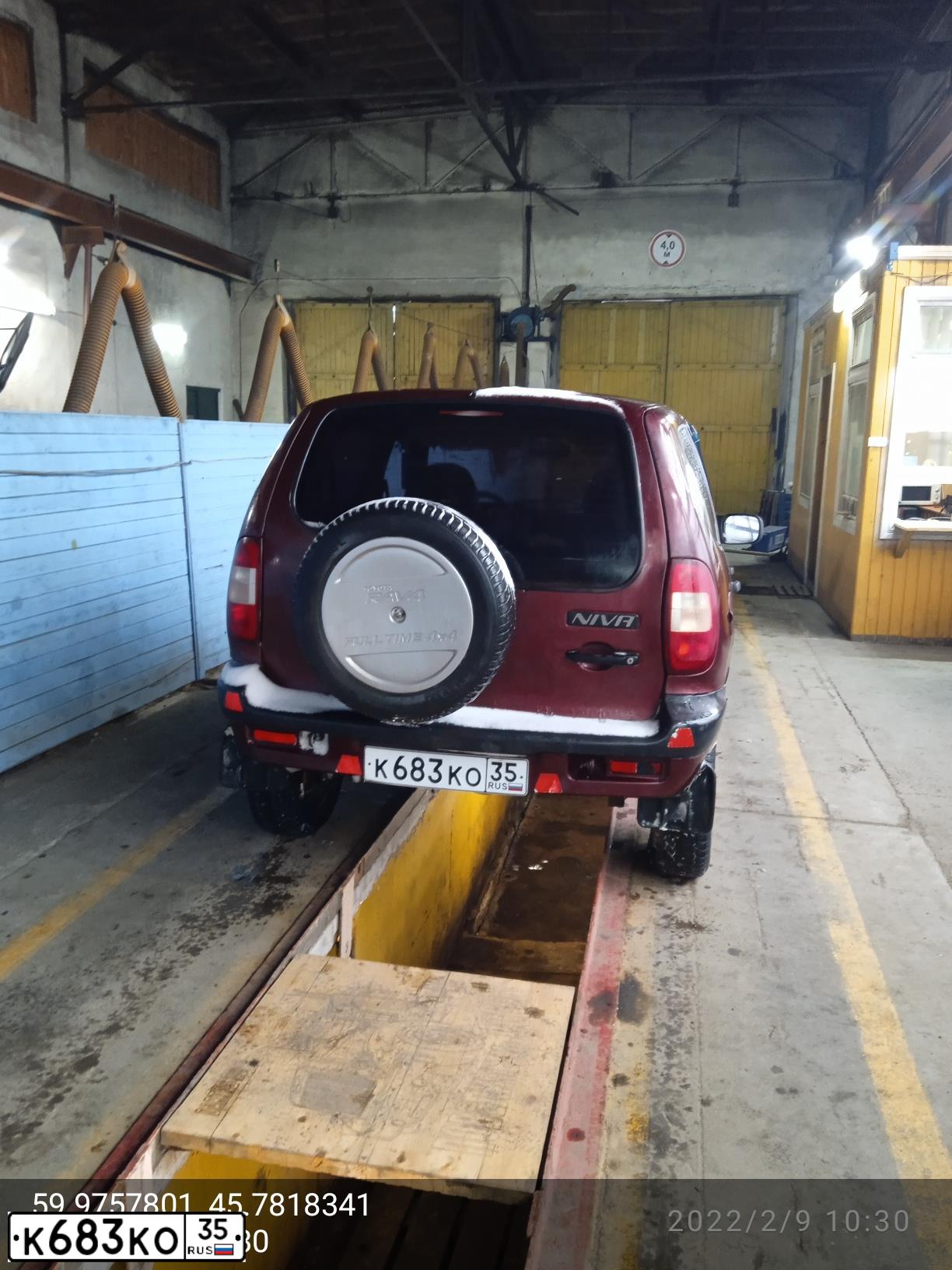 Фото автомобиля CHEVROLET T NIVA, 2004 — госномер В515ЕЕ35. Цвет: СЕРЕБРИСТЫЙ ЯРКО-КРАСНЫЙ