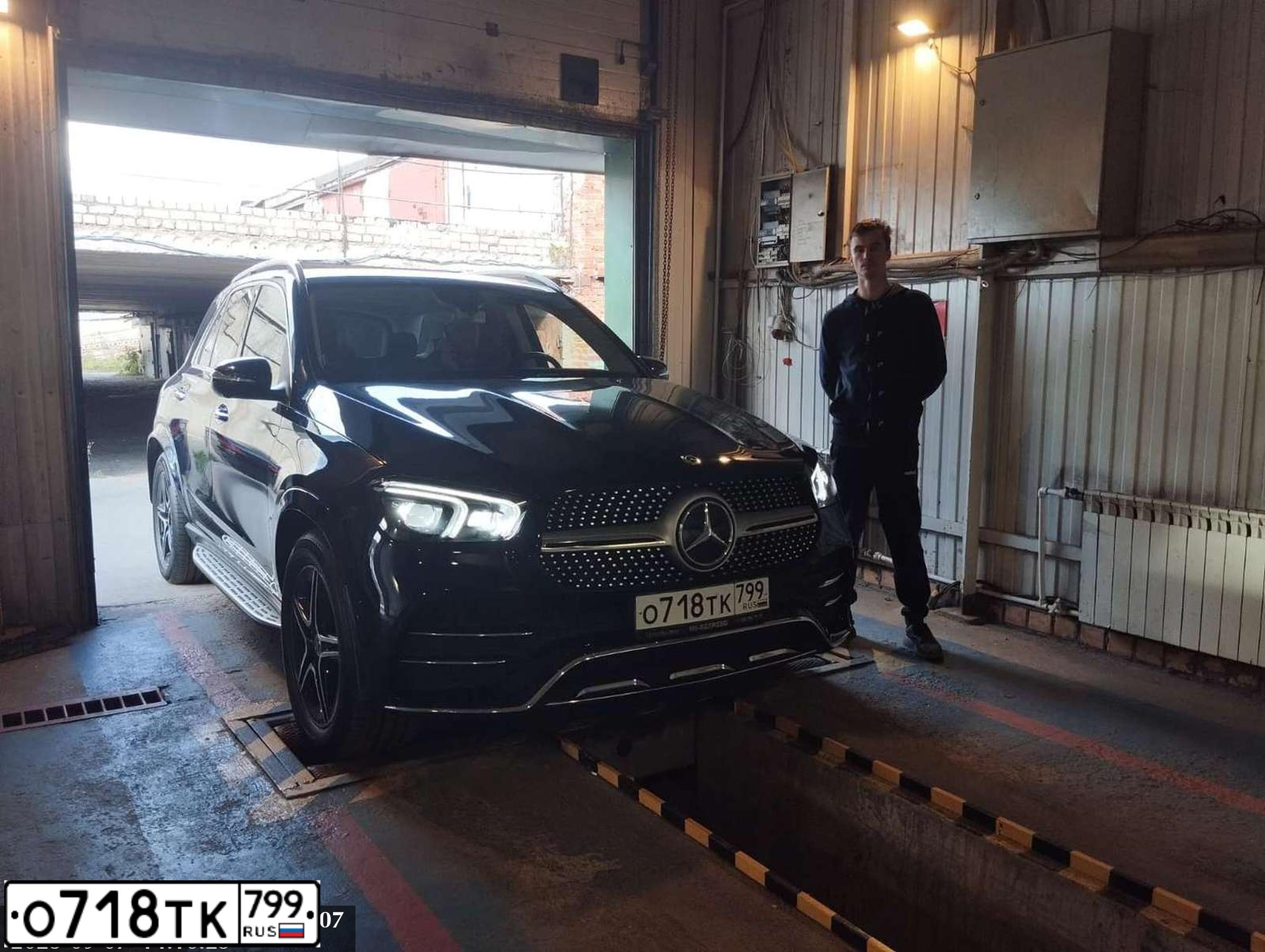 Фото автомобиля MERCEDES GLE-KLASSE, 2019 — госномер О361МР77. Цвет: синий