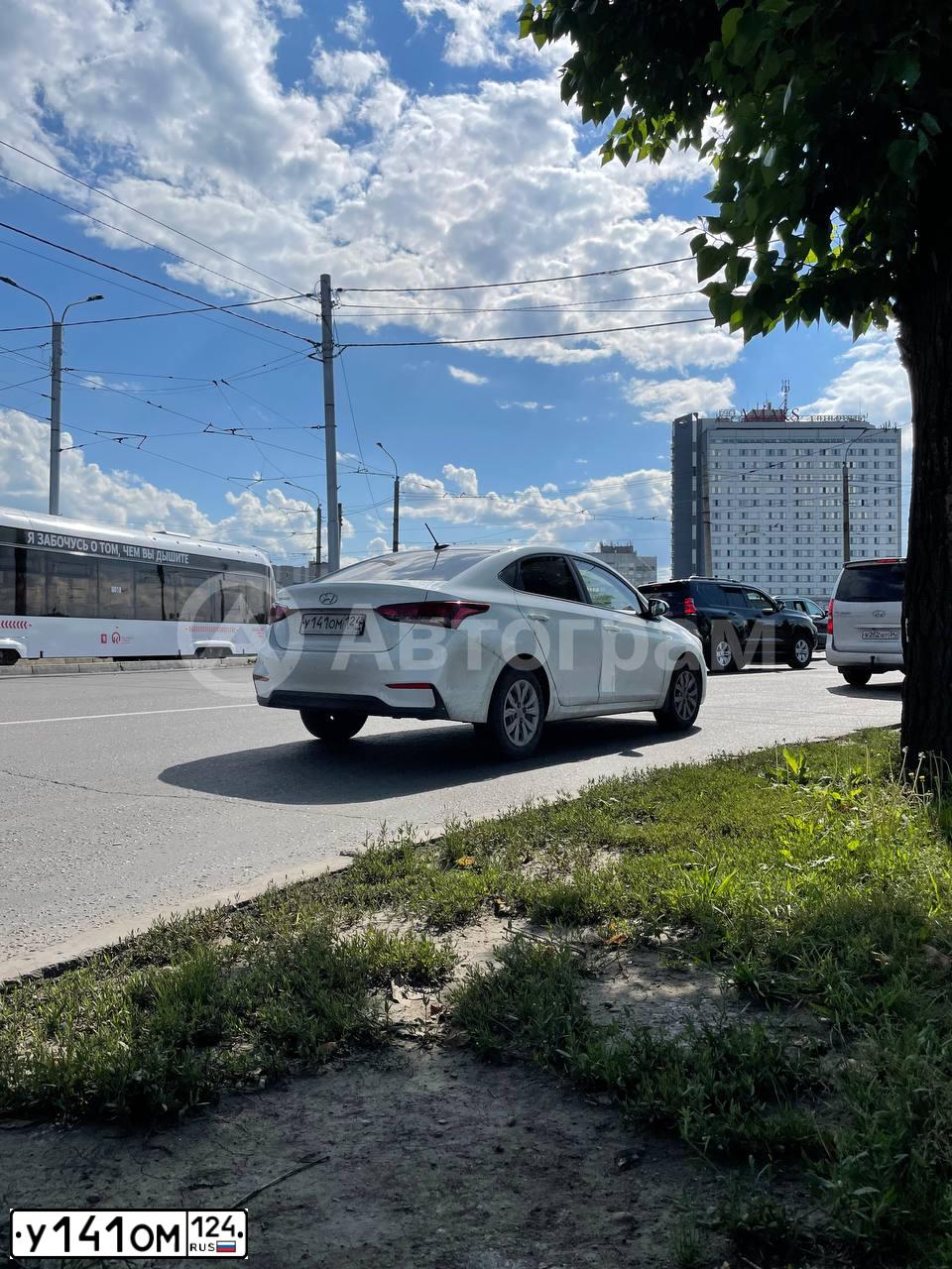Фото автомобиля HYUNDAI SOLARIS, 2019 — госномер У141ОМ124. Цвет: БЕЛЫЙ