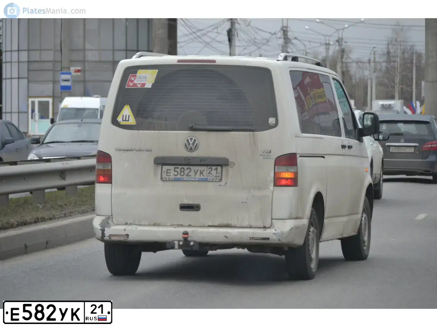 Фото автомобиля VOLKSWAGEN TRANSPORTER, 2007 — госномер Е582УК21. Цвет: Белый