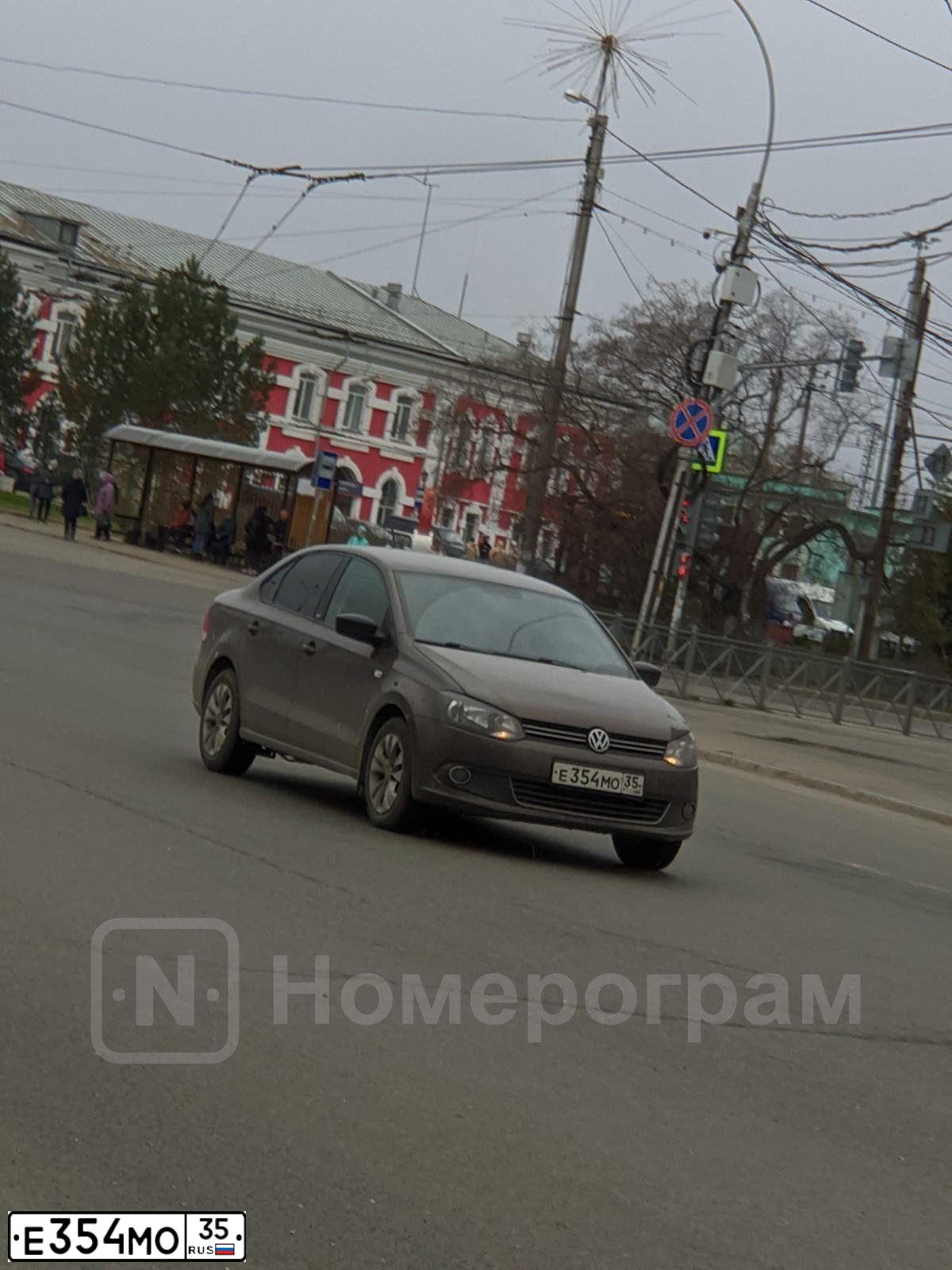 Фото автомобиля VOLKSWAGEN POLO, 2014 — госномер Е354МО35. Цвет: Коричневый