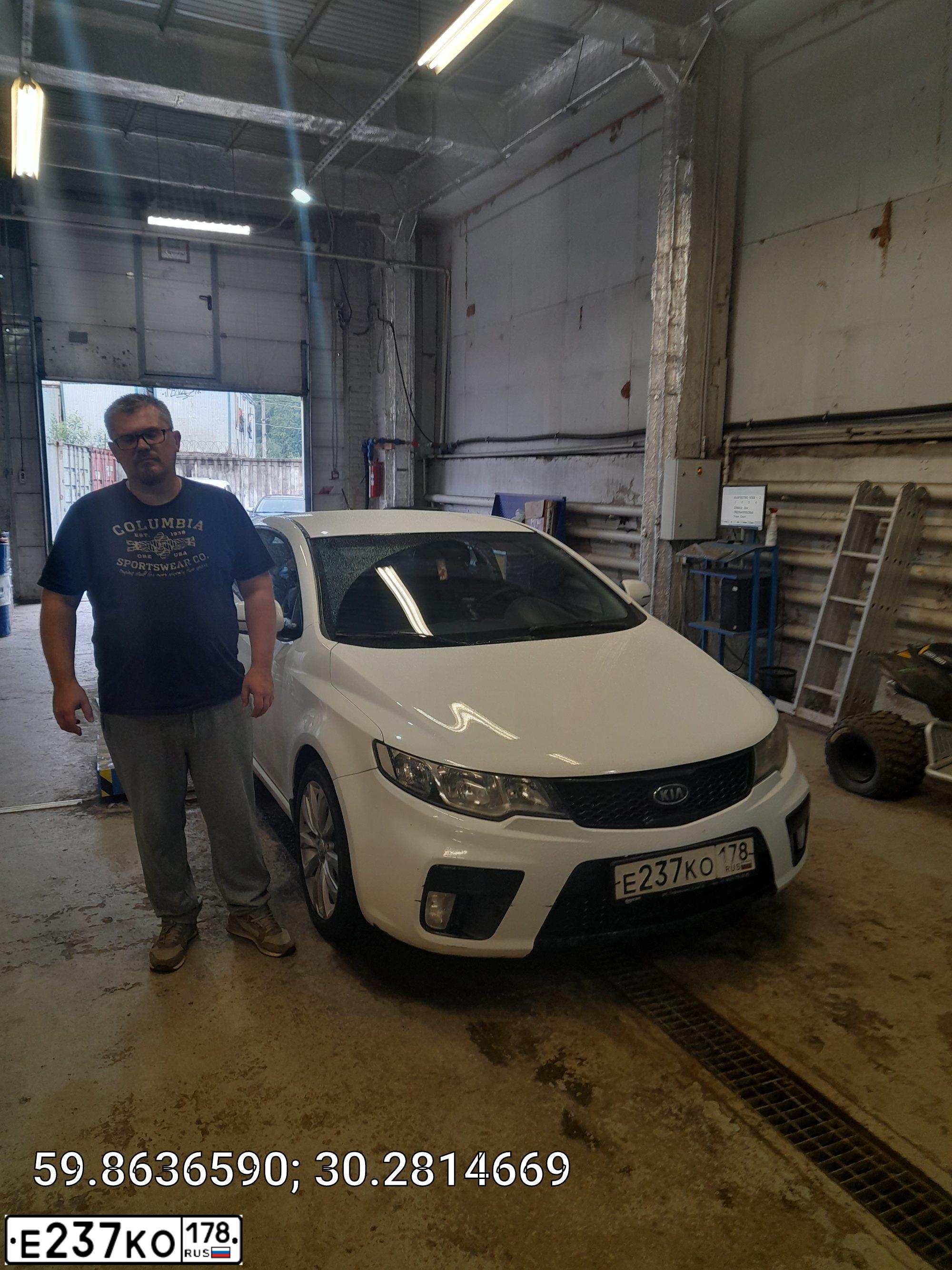 Фото автомобиля KIA CERATO, 2010 — госномер Е237КО178. Цвет: Белый