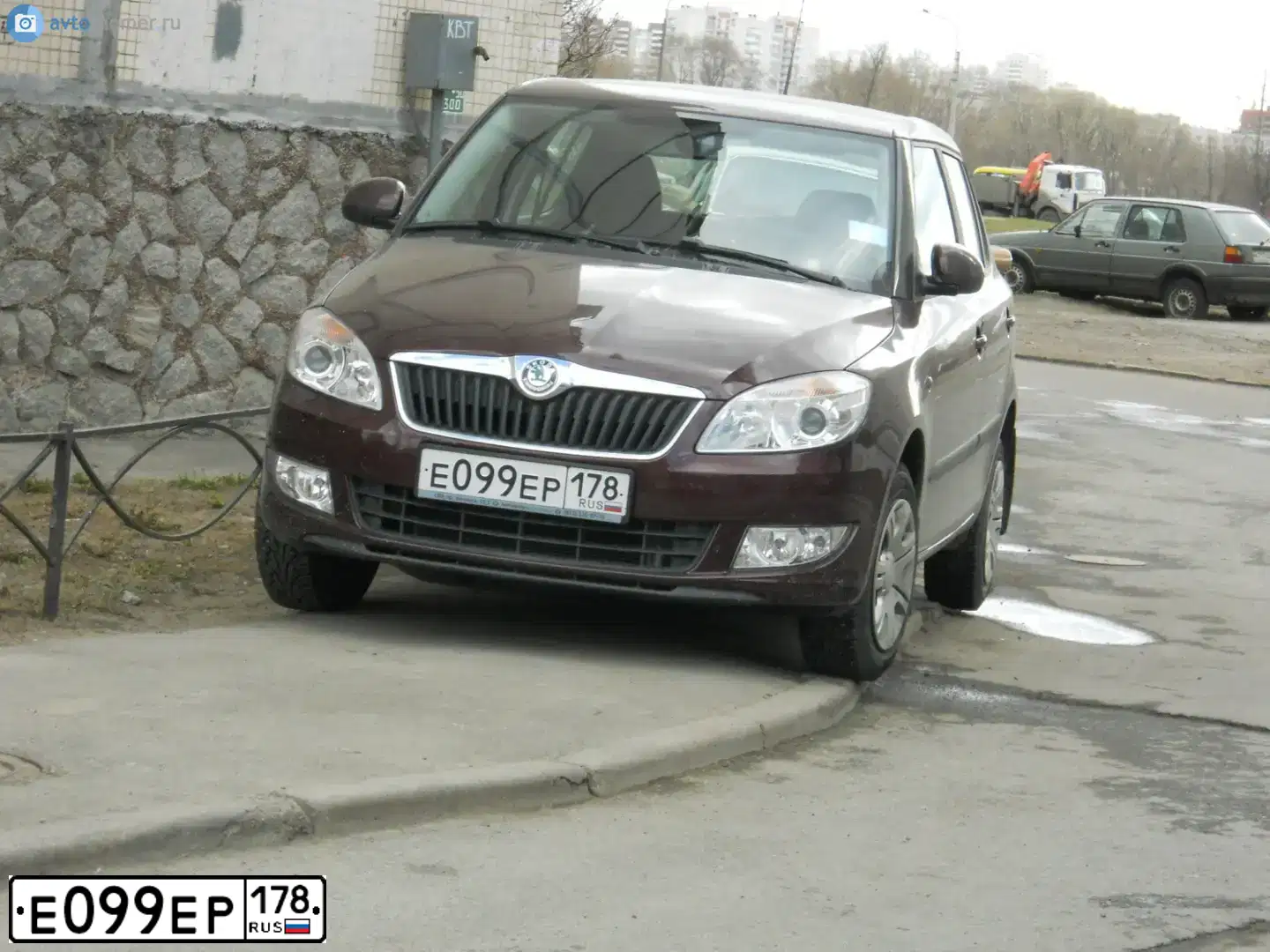Фото автомобиля SKODA FABIA, 2010 — госномер Е099ЕР178. Цвет: ТЕМНО-БОРДОВЫЙ