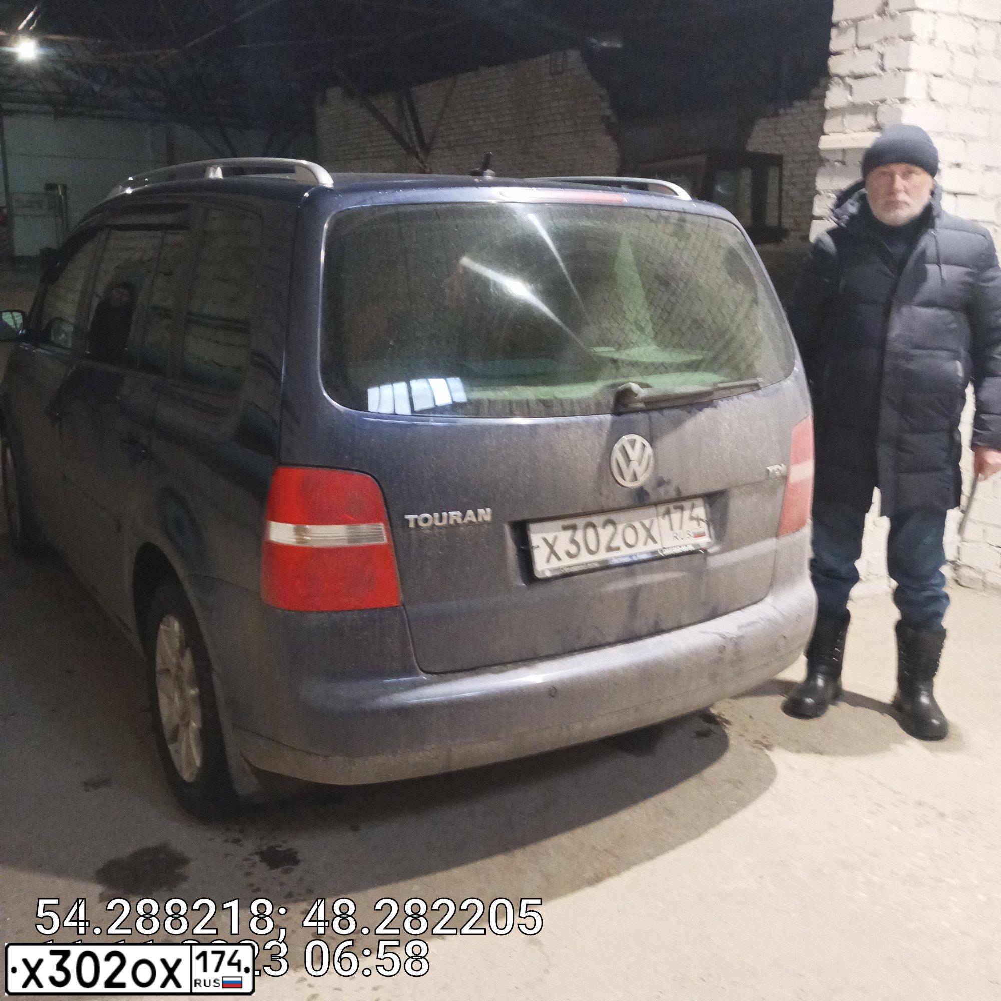 Фото автомобиля VOLKSWAGEN TOURAN, 2005 — госномер Р426МВ73. Цвет: ТЕМНО-СИНИЙ