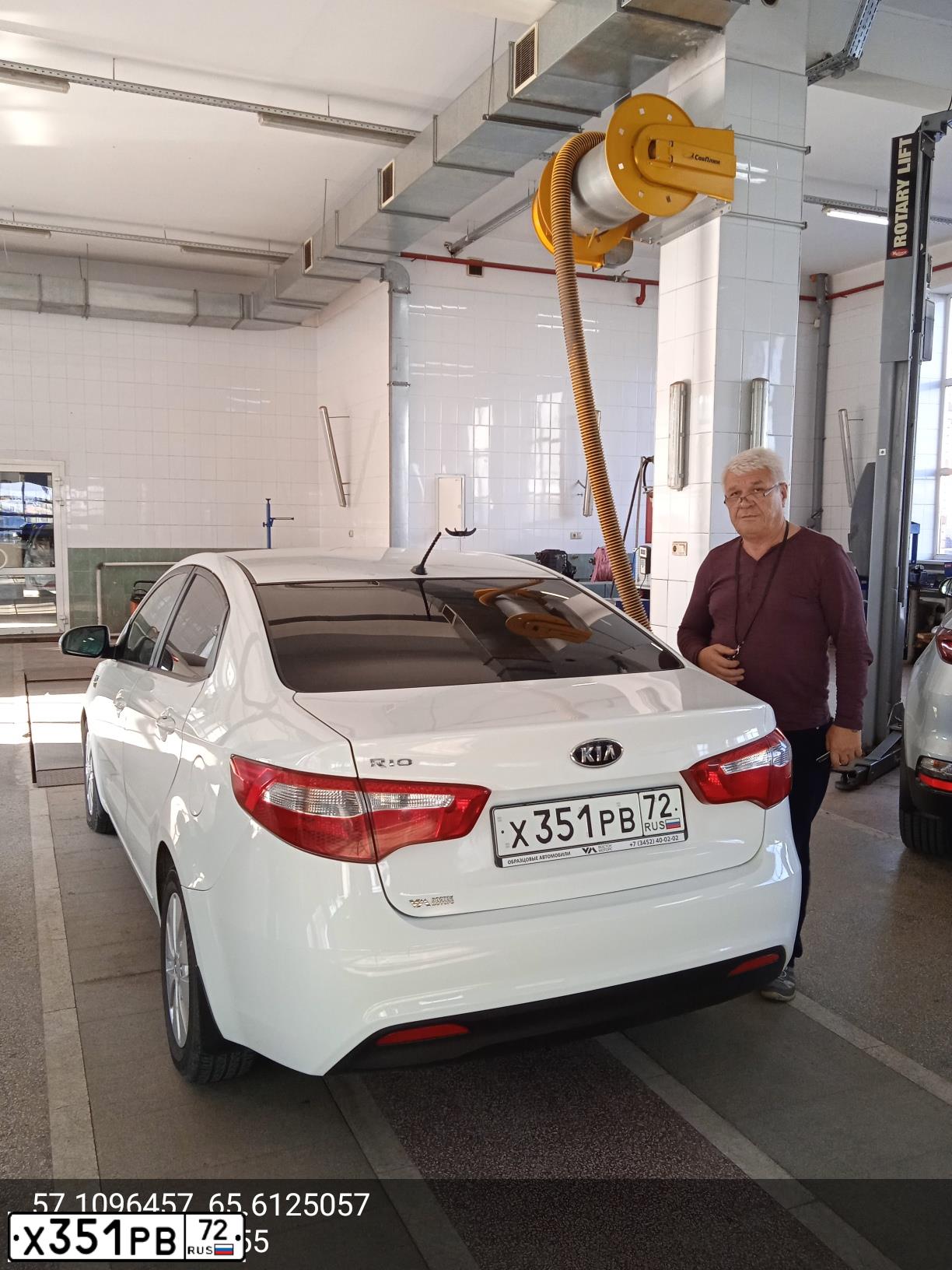 Фото автомобиля KIA RIO, 2013 — госномер О097НО72. Цвет: БЕЛЫЙ