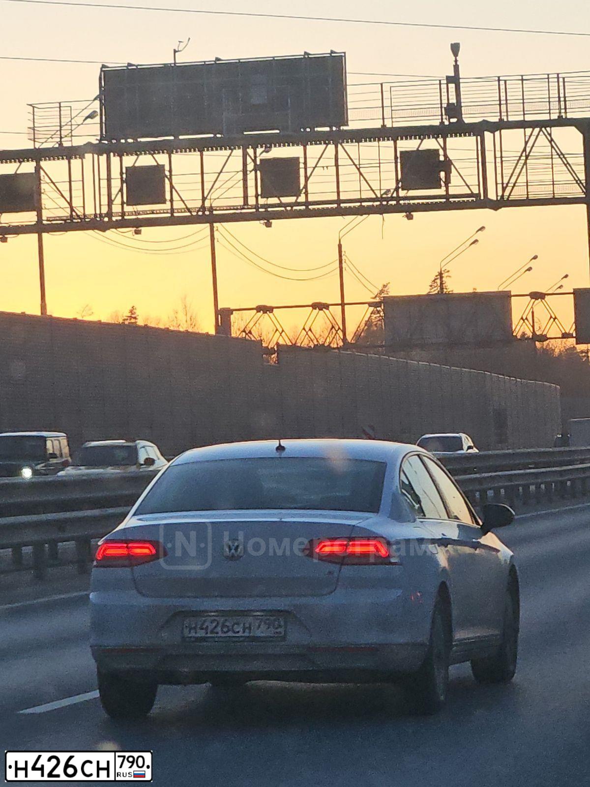 Фото автомобиля VOLKSWAGEN PASSAT, 2017 — госномер Н426СН790. Цвет: Белый