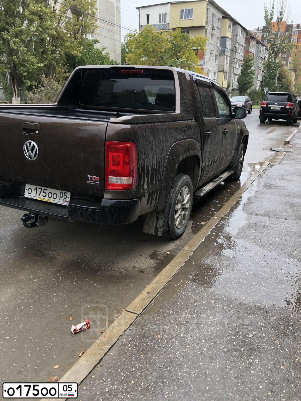 Фото автомобиля VOLKSWAGEN AMAROK, 2016 — госномер Х322МР05. Цвет: Коричневый