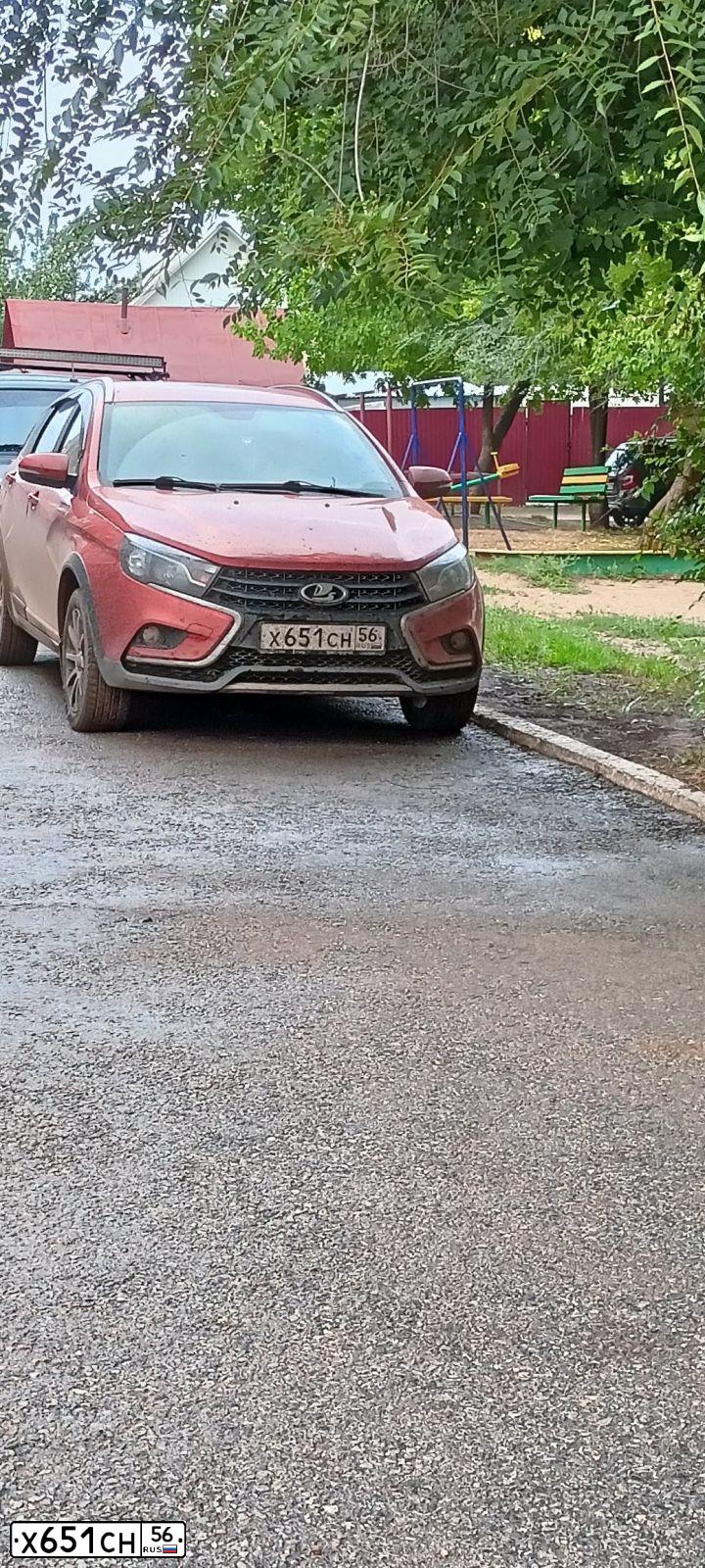 Фото автомобиля LADA VESTA, 2018 — госномер Х651СН56. Цвет: ОРАНЖЕВЫЙ