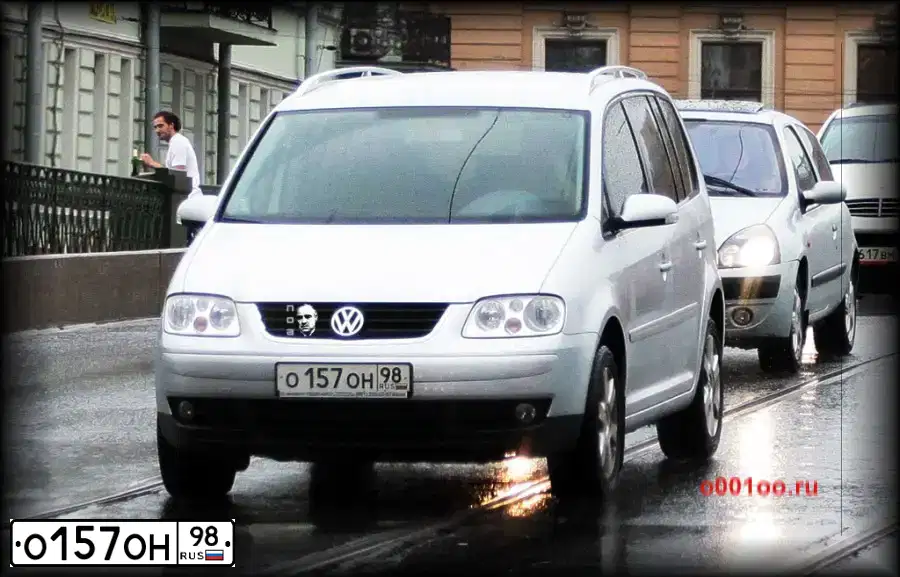 Фото автомобиля VOLKSWAGEN TOURAN, 2006 — госномер О157ОН98. Цвет: Серебристый