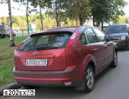 Фото автомобиля FORD FOCUS, 2007 — госномер Е202ЕХ178. Цвет: КРАСНО-ОРАНЖЕВЫЙ