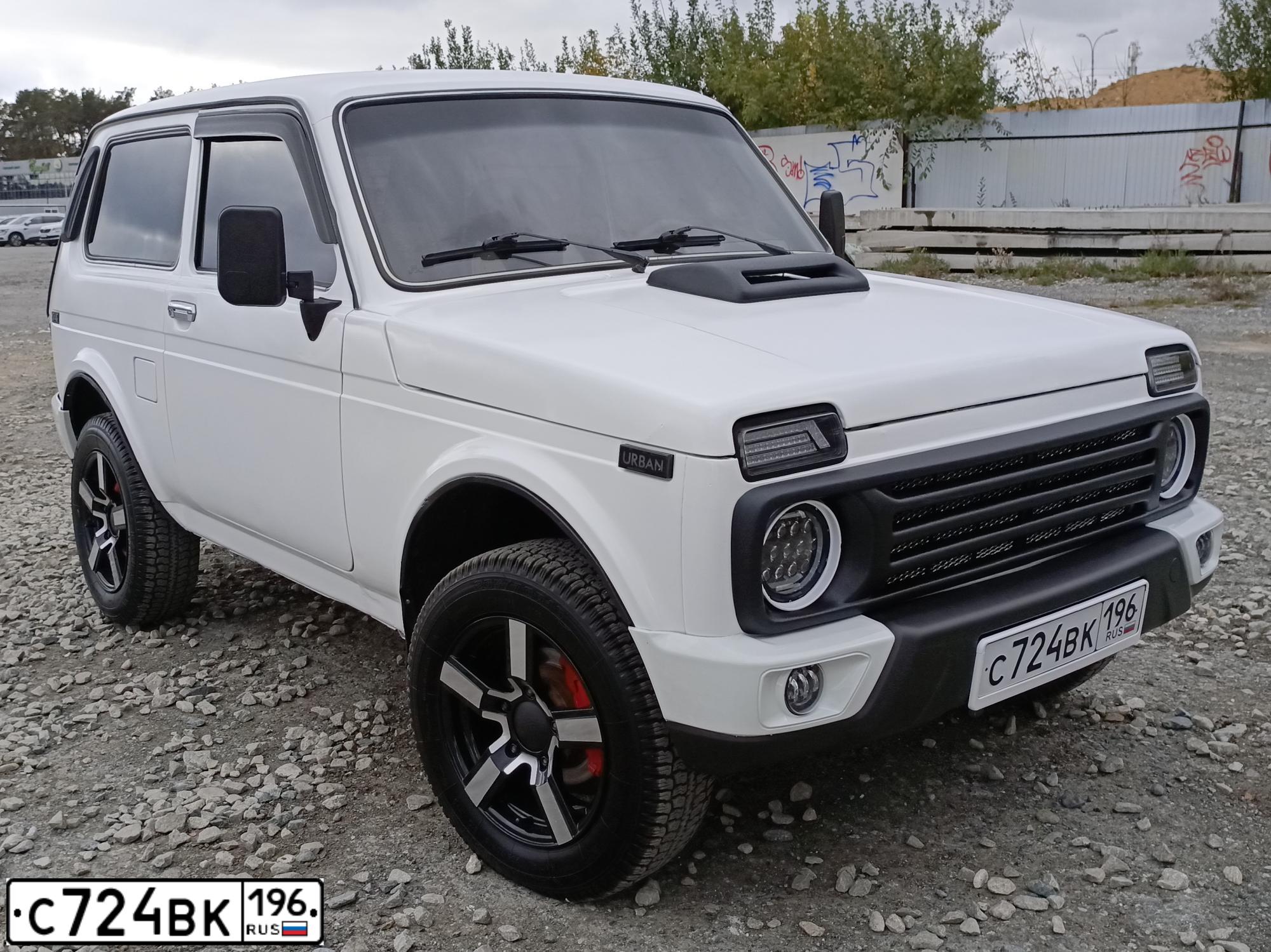 Фото автомобиля LADA 2121 NIVA, 2001 — госномер С724ВК196. Цвет: Белый