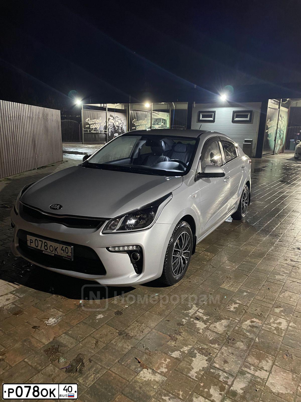 Фото автомобиля KIA RIO, 2019 — госномер Р078ОК40. Цвет: СЕРЫЙ