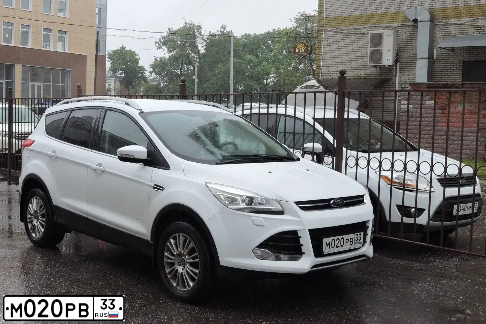 Фото автомобиля FORD KUGA, 2014 — госномер Т515РА33. Цвет: БЕЛЫЙ