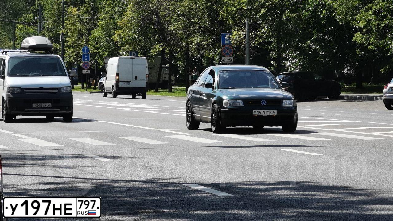 Фото автомобиля VOLKSWAGEN PASSAT, 1999 — госномер Т828СС64. Цвет: Темно-зеленый