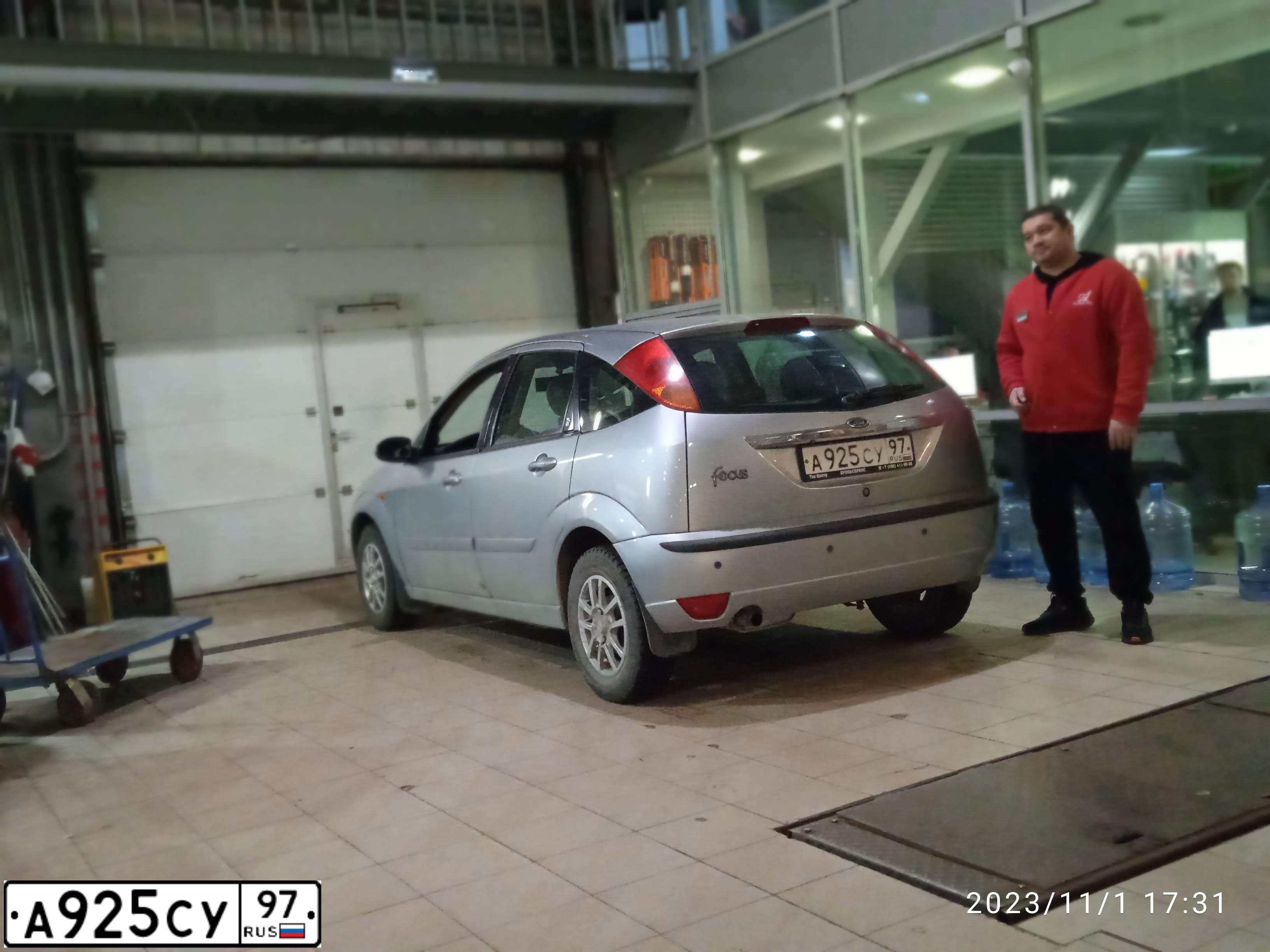 Фото автомобиля FORD FOCUS, 2004 — госномер А925СУ97. Цвет: СЕРЫЙ