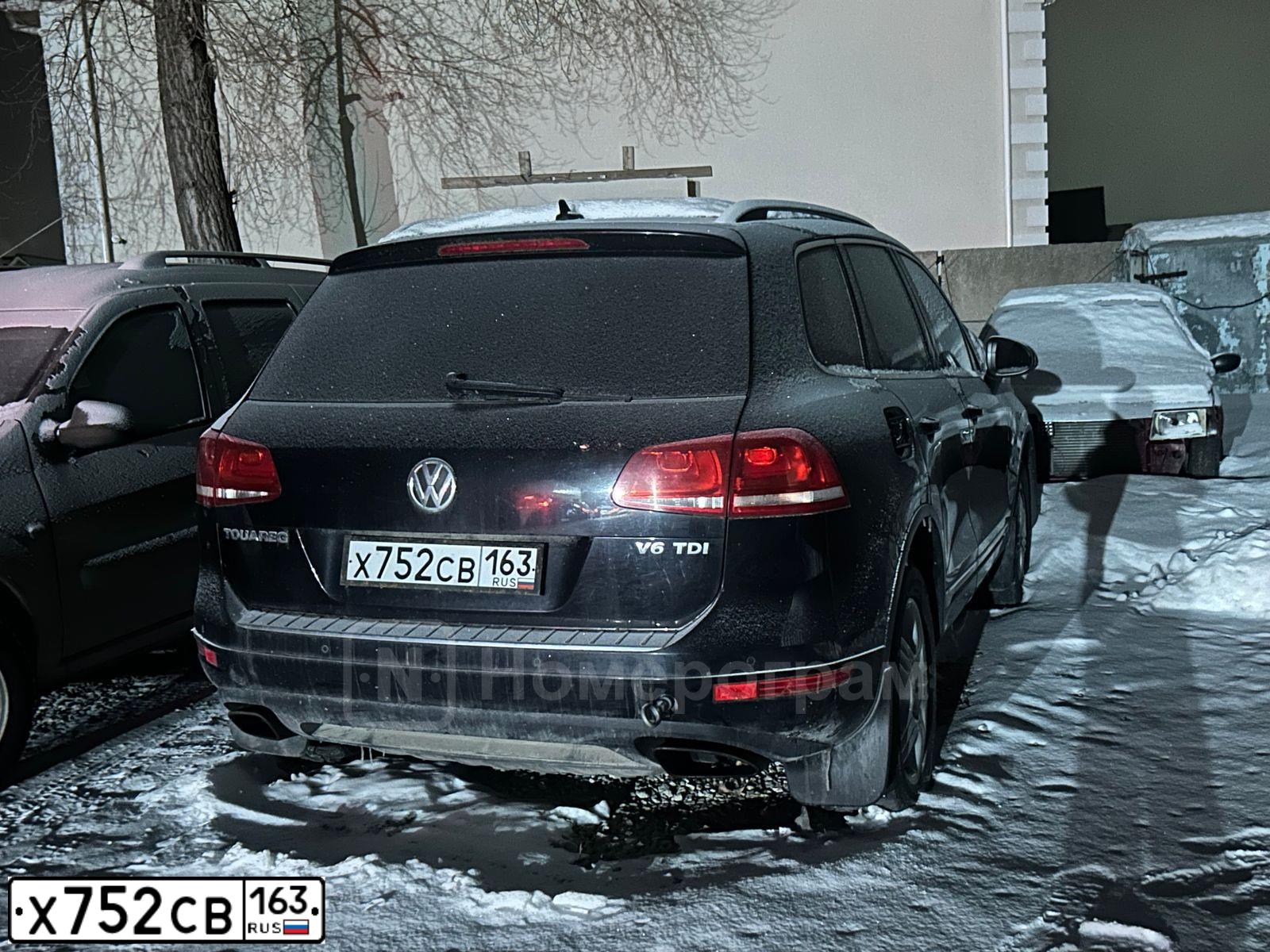 Фото автомобиля VOLKSWAGEN TOUAREG, 2011 — госномер Н222РЕ190. Цвет: ЧЕРНЫЙ