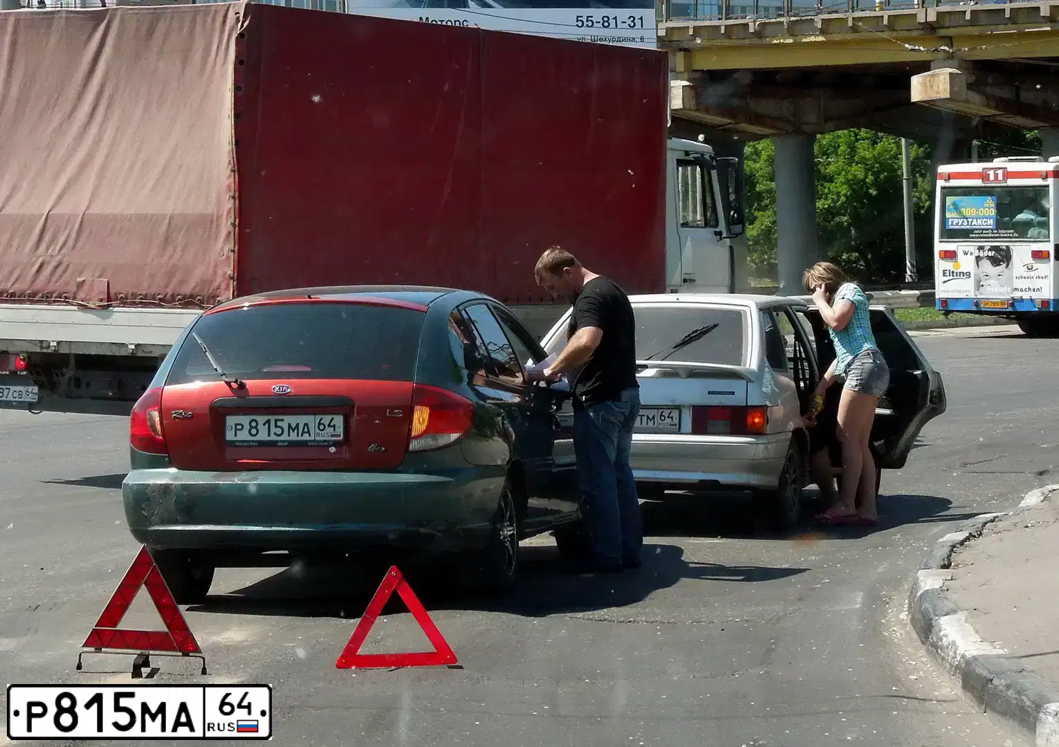 Фото автомобиля KIA RIO, 2005 — госномер Р815МА64. Цвет: ЗЕЛЕНЫЙ