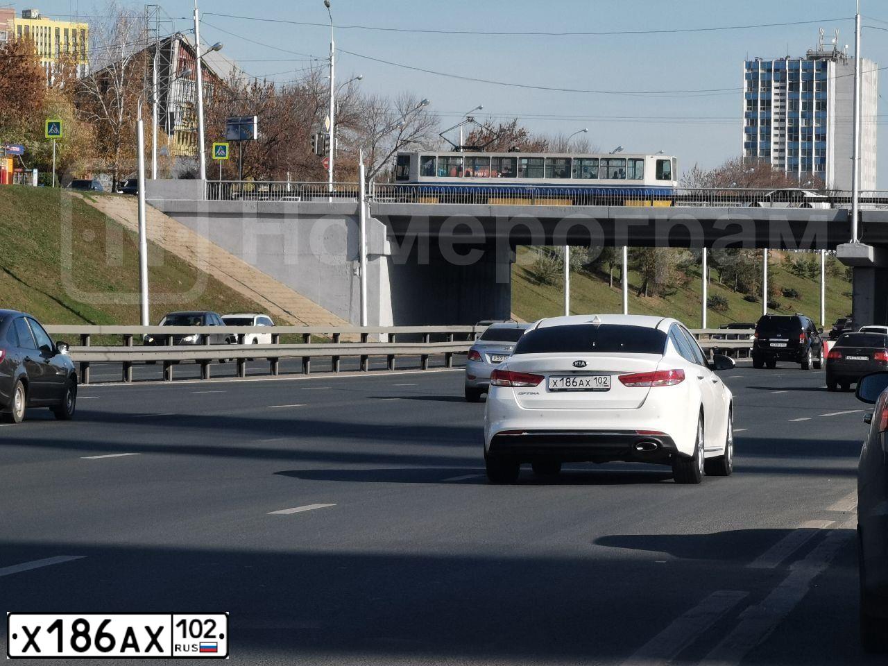 Фото автомобиля KIA MAGENTIS / OPTIMA, 2018 — госномер Е868РЕ702. Цвет: Белый