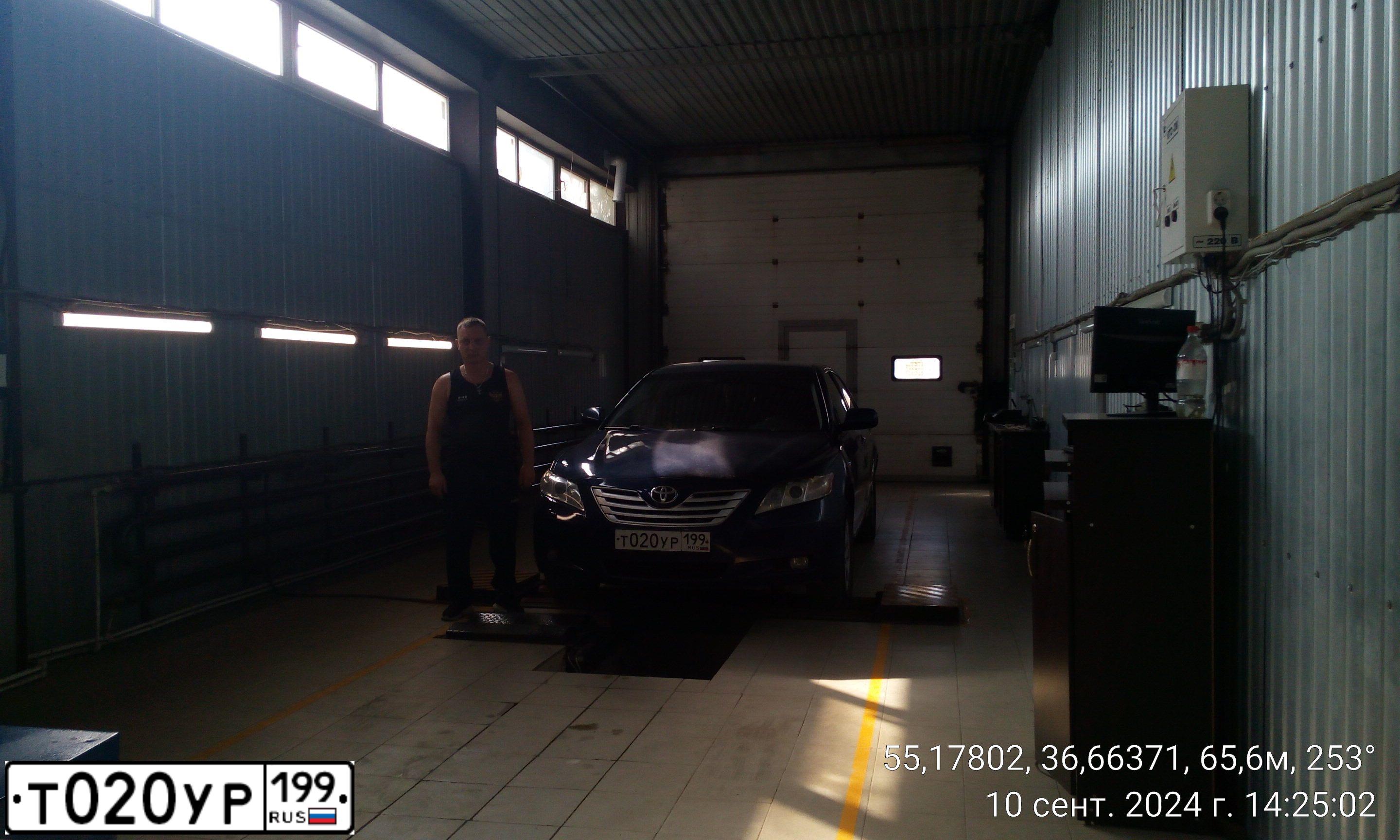 Фото автомобиля RENAULT DUSTER, 2012 — госномер Т020УР199. Цвет: ЧЕРНЫЙ