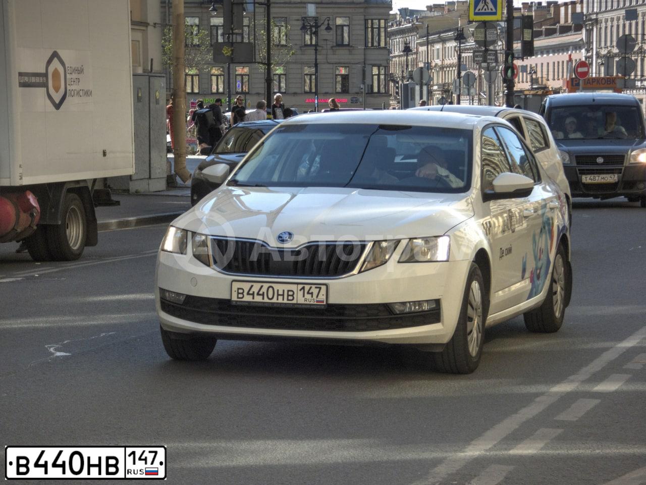 Фото автомобиля SKODA OCTAVIA, 2020 — госномер Н474КР702. Цвет: Белый