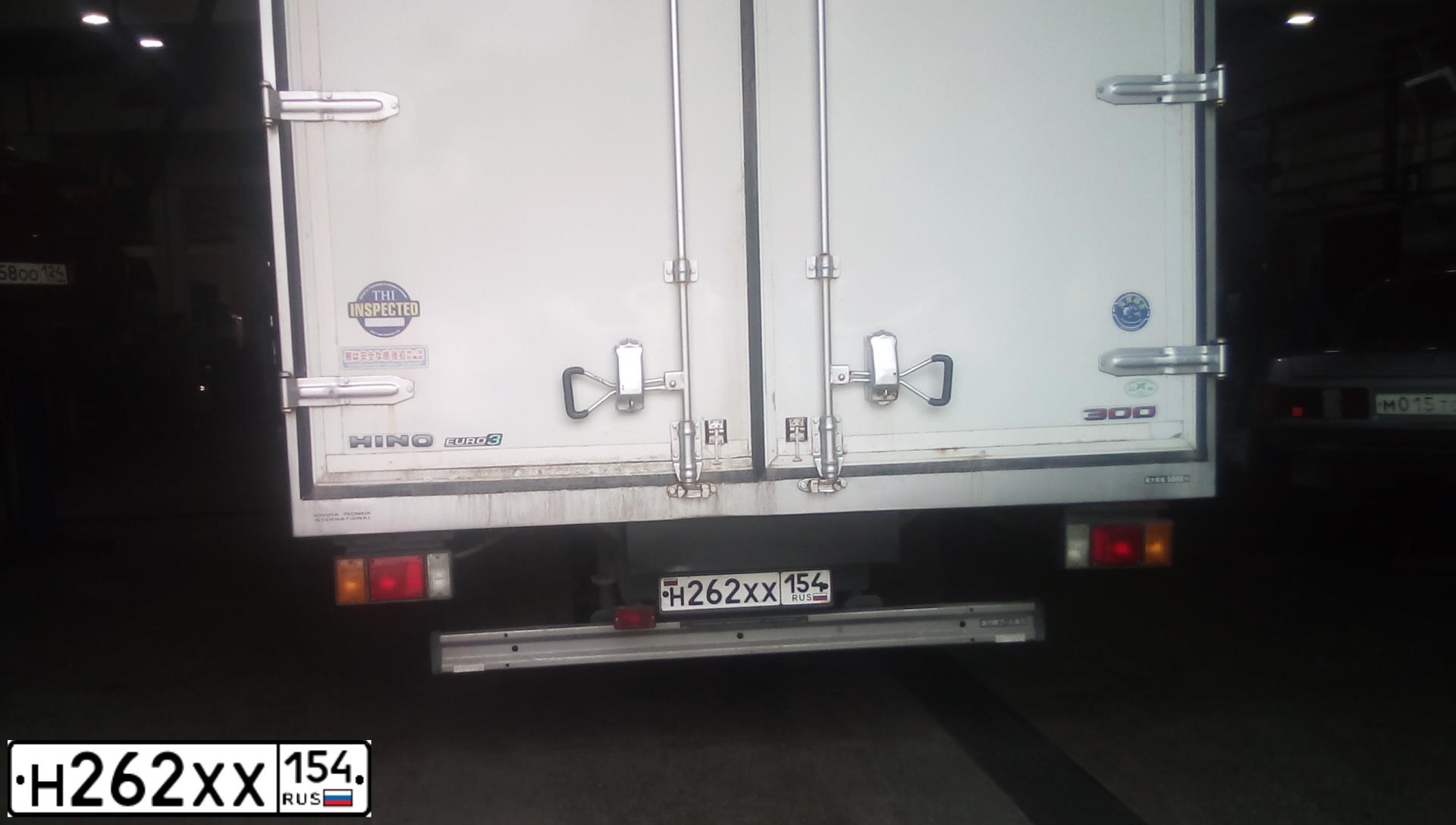 Фото автомобиля HINO 300-SERIE, 2011 — госномер У083СА47. Цвет: БЕЛЫЙ