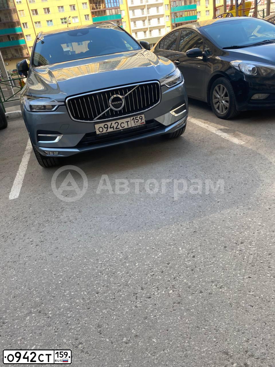 Фото автомобиля VOLVO XC60, 2020 — госномер О942СТ159. Цвет: СТАЛЬНОЙ