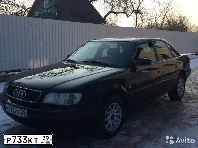 Фото автомобиля AUDI A6, 1993 — госномер Р733КТ39. Цвет: СИНИЙ
