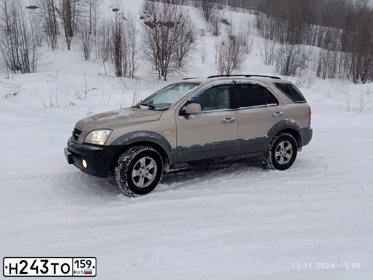 Фото автомобиля KIA SORENTO, 2006 — госномер Н243ТО159. Цвет: ЗОЛОТИСТЫЙ
