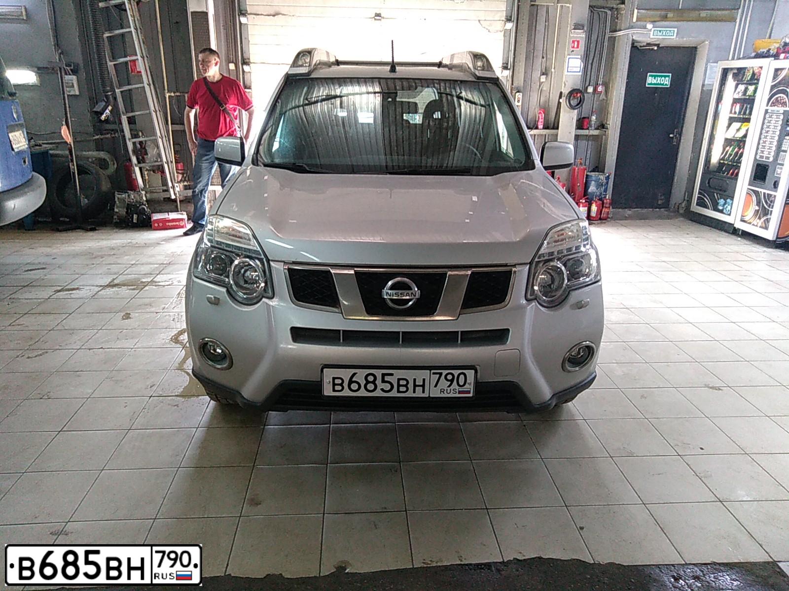 Фото автомобиля NISSAN X-TRAIL, 2011 — госномер К095УО799. Цвет: Серебристый