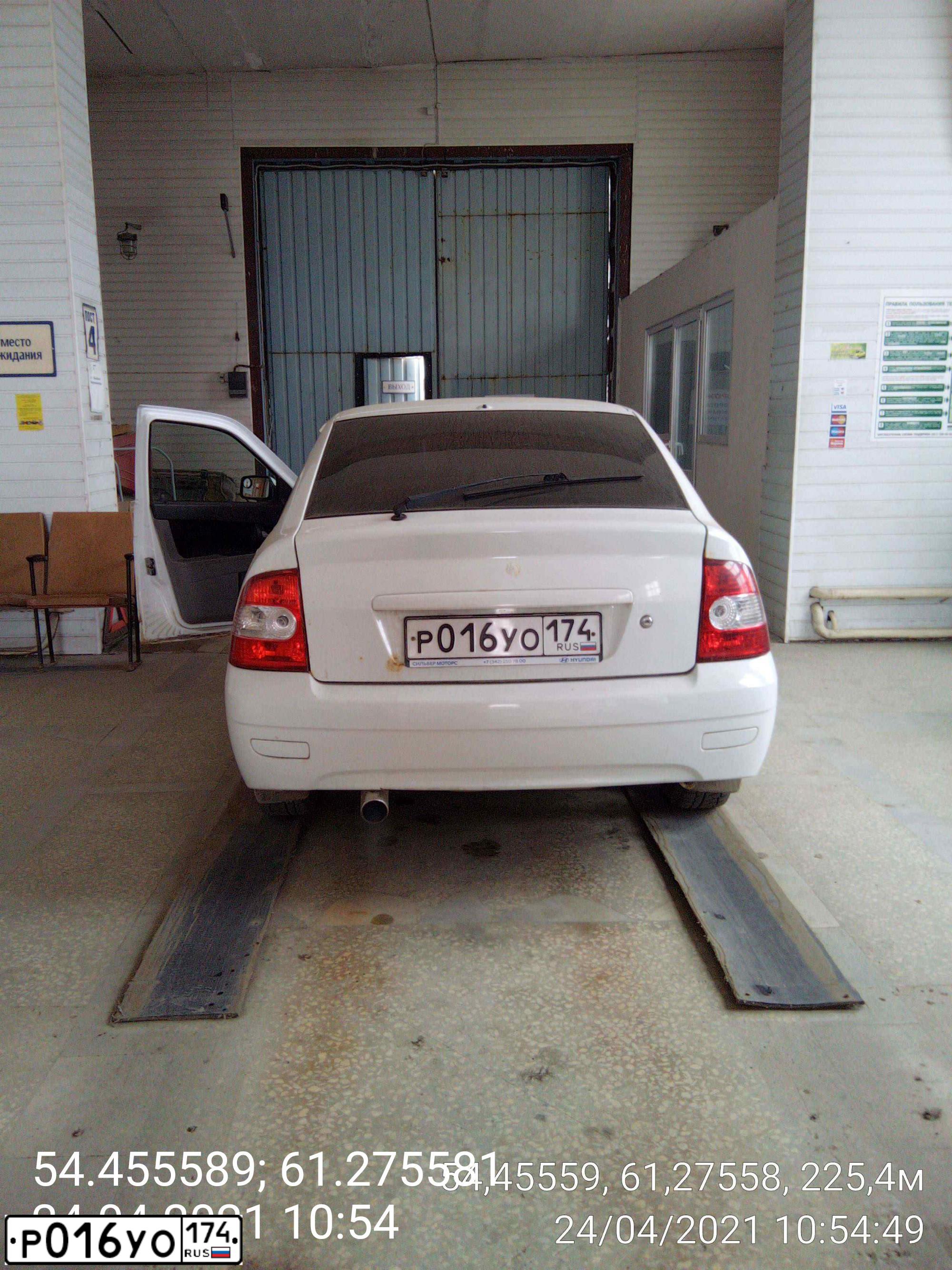 Фото автомобиля LADA PRIORA, 2010 — госномер М335ЕВ774