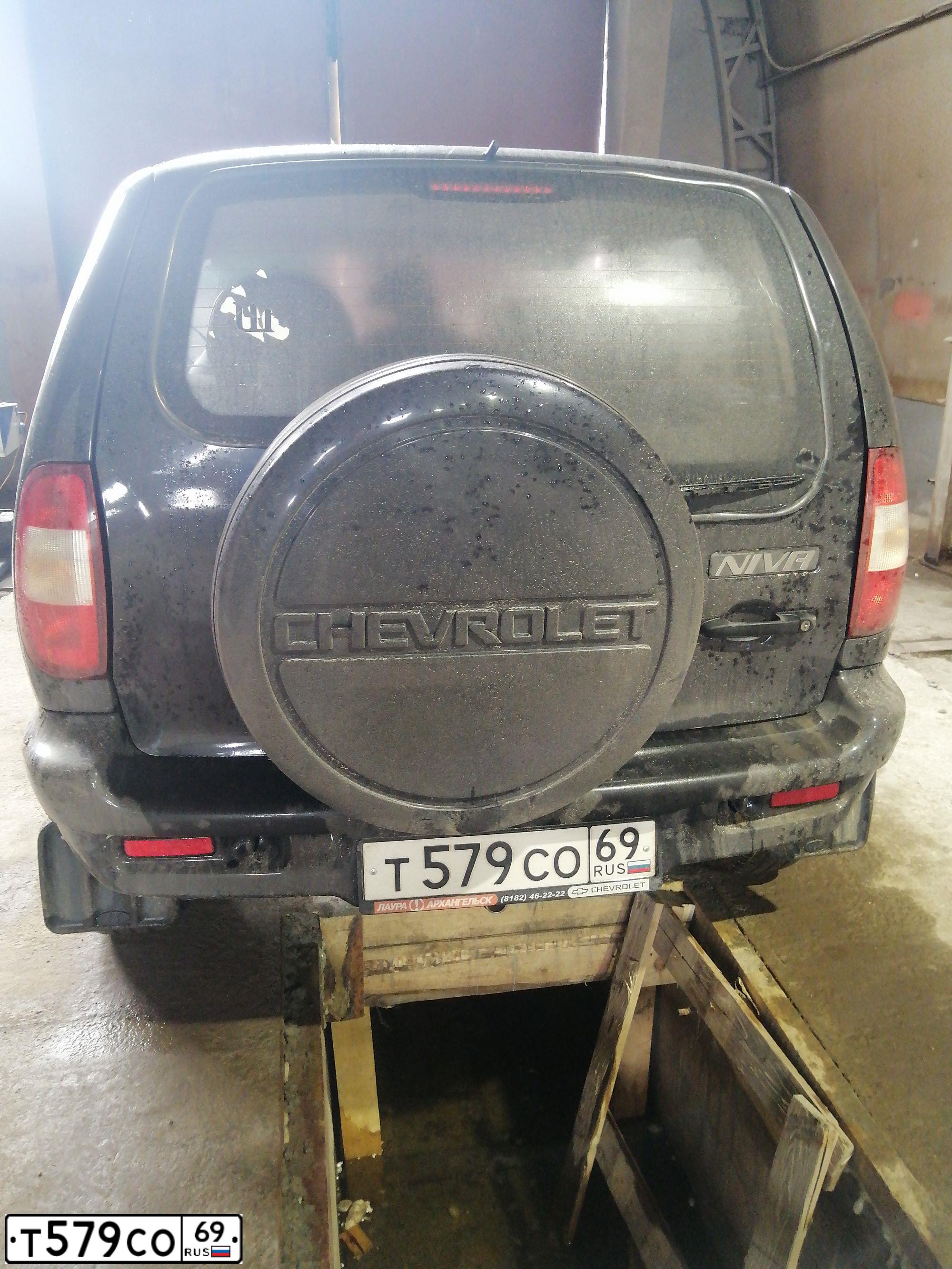 Фото автомобиля CHEVROLET T NIVA, 2007 — госномер Е293УС29. Цвет: Черно-синий металлик