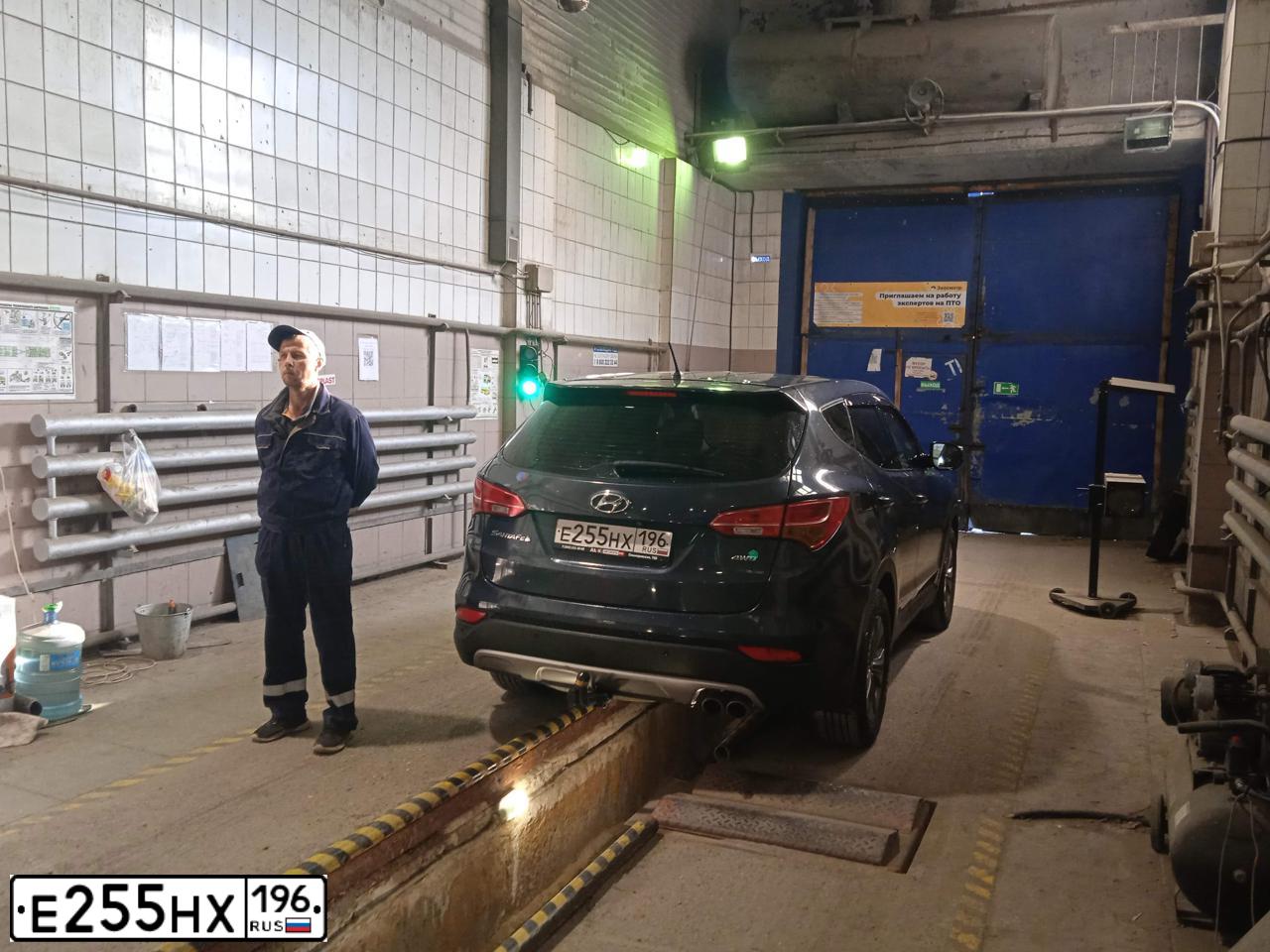 Фото автомобиля HYUNDAI SANTA FE, 2014 — госномер Т978МК196. Цвет: Темно-синий