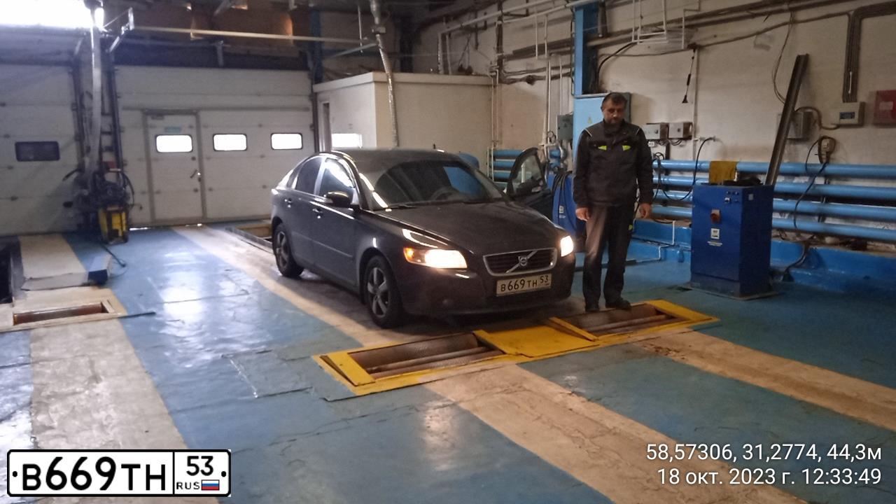 Фото автомобиля VOLVO S40, 2008 — госномер В669ТН53. Цвет: ЧЕРНЫЙ