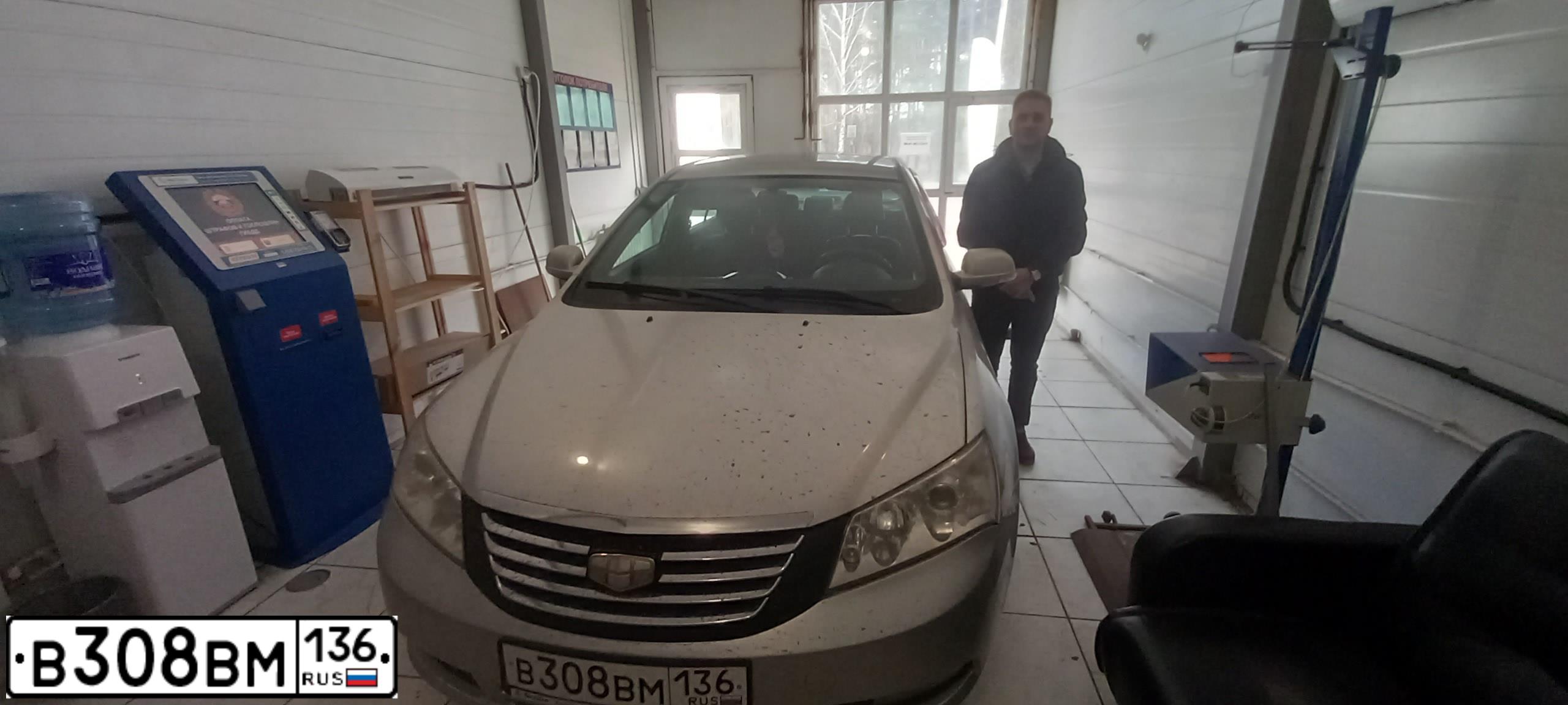 Фото автомобиля GEELY EMGRAND (FE-1), 2012 — госномер Е325НО164. Цвет: СЕРЕБРО